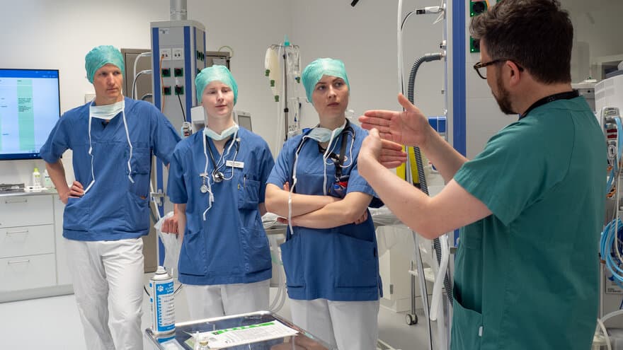 Tre veterinærstudenter får undervisning i anestesi