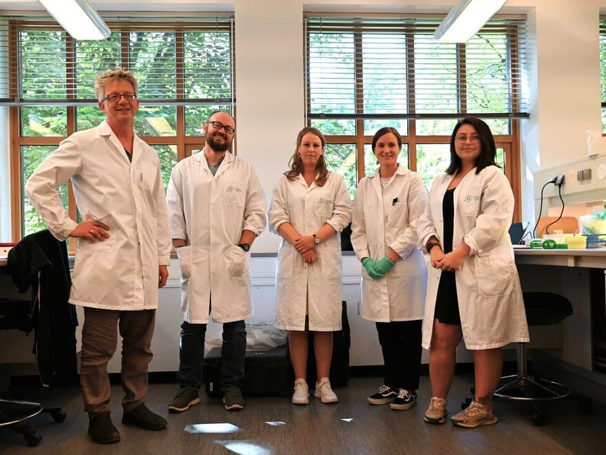 Forskere fra AquaEd i laboratoriet på NMBU. 