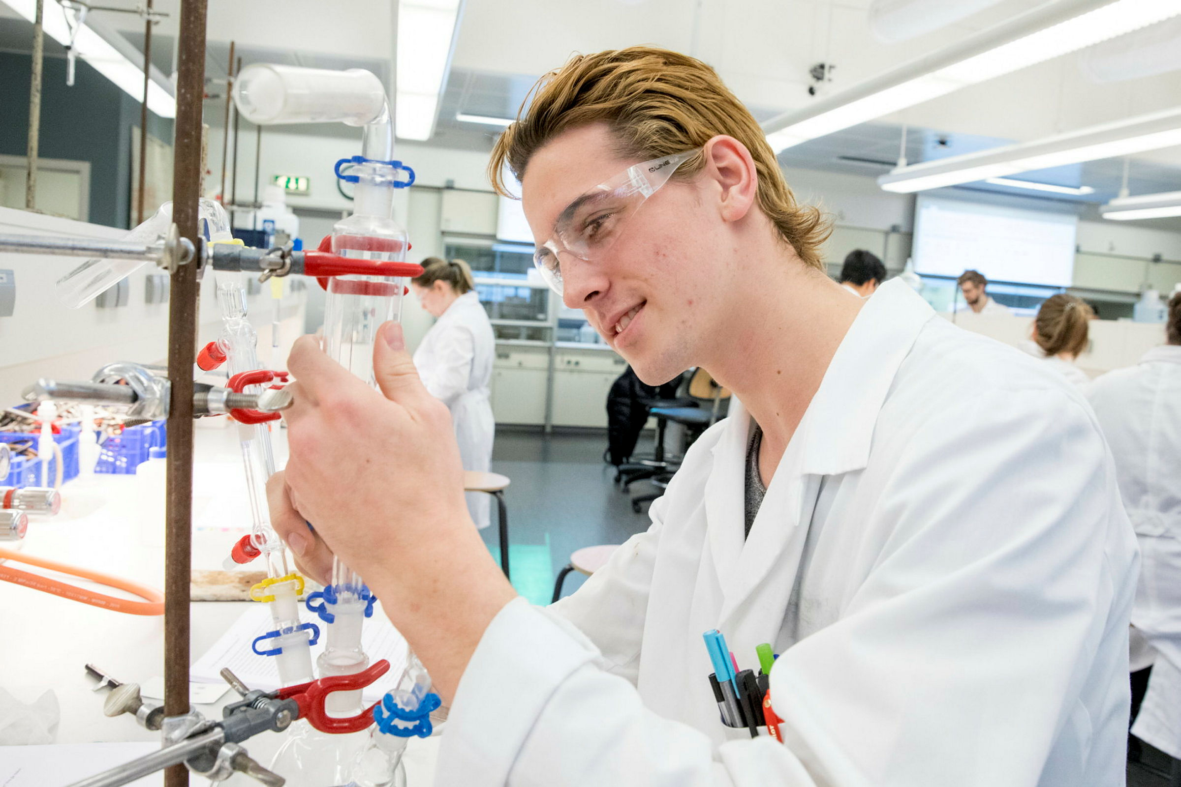 Bildet viser laborantlærling Simen Johan Johnsen fra Brevik. Johansen er den første lærling innen fagfeltet på NMBU og praktiserer ved KBM