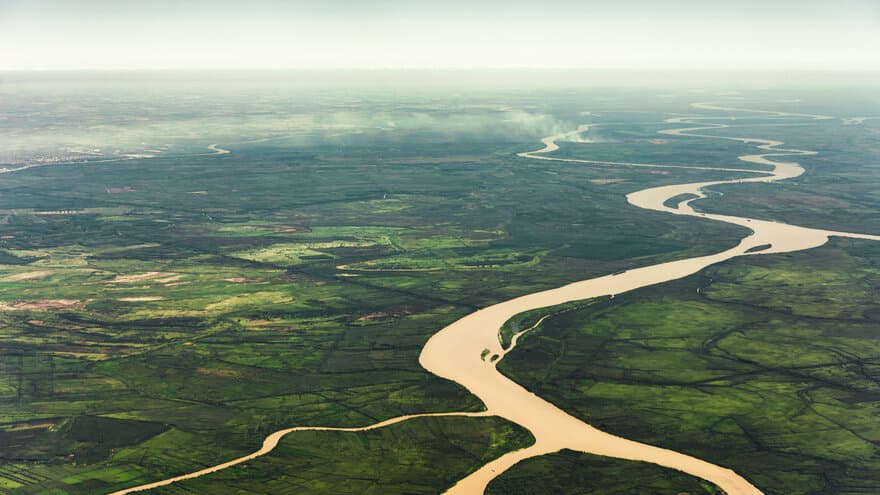 Landskap antenne utsikt over fargerike Amazon elver, skog med trær, jungel og felt