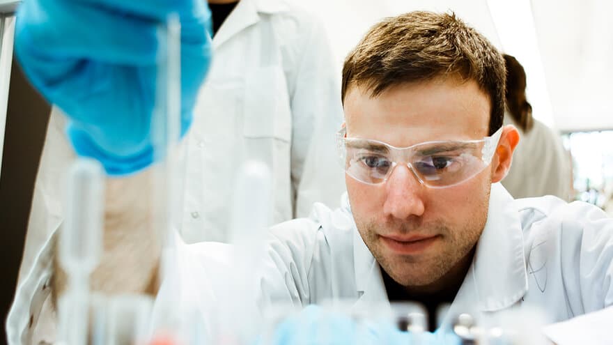 Student Jøran Solnes utfører labøvelser i kjemilaben.