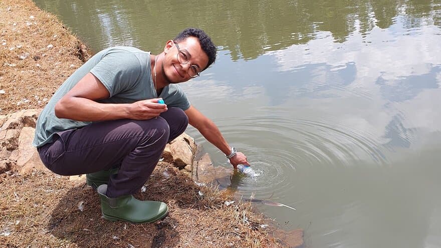 NMBU-student Yonatan Bisrat Taye tar vannprøver i Etiopia