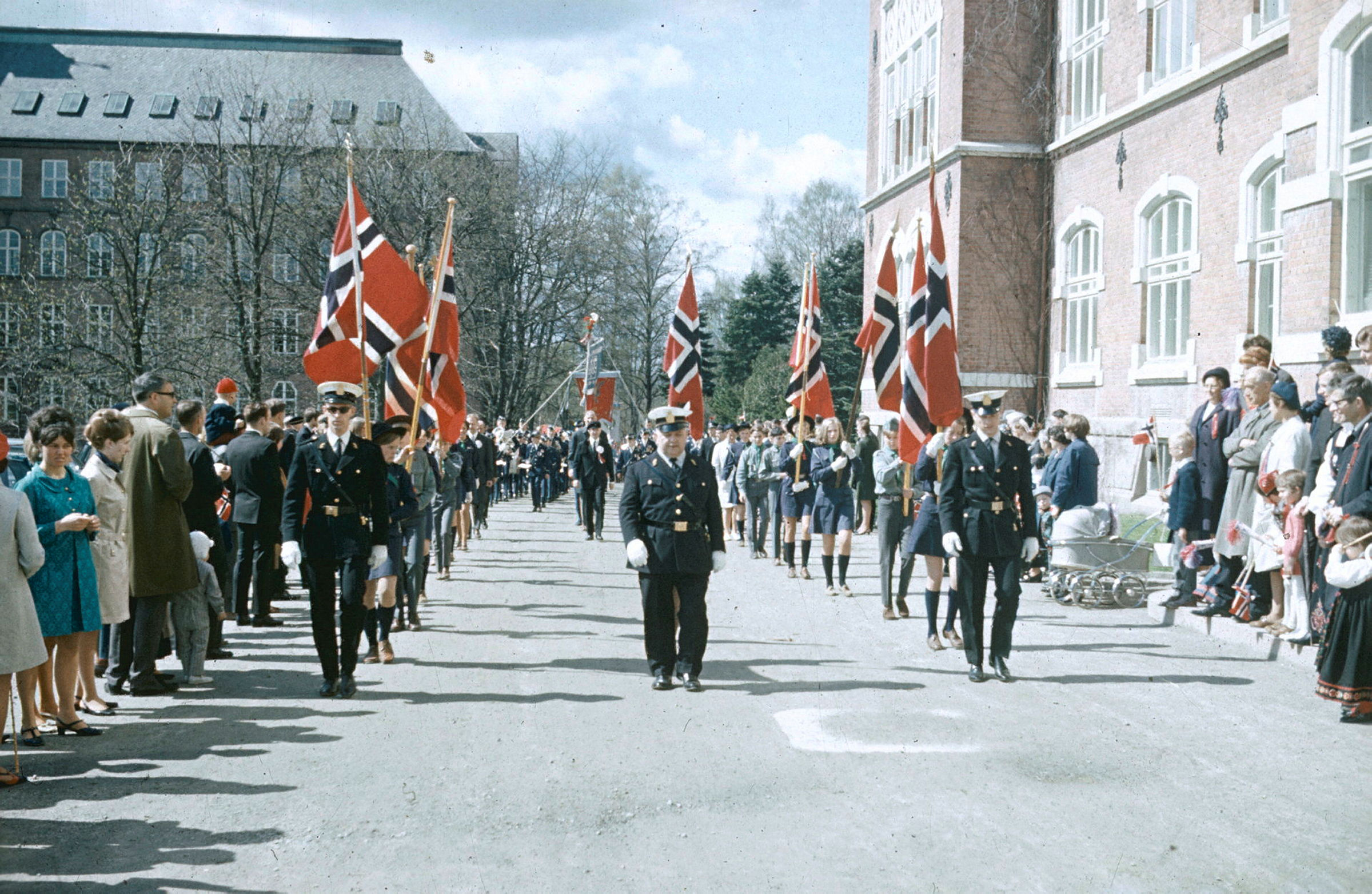 Bildet viser: NLH, 17. mai toget med lensmann Foss (midten) i spissen.