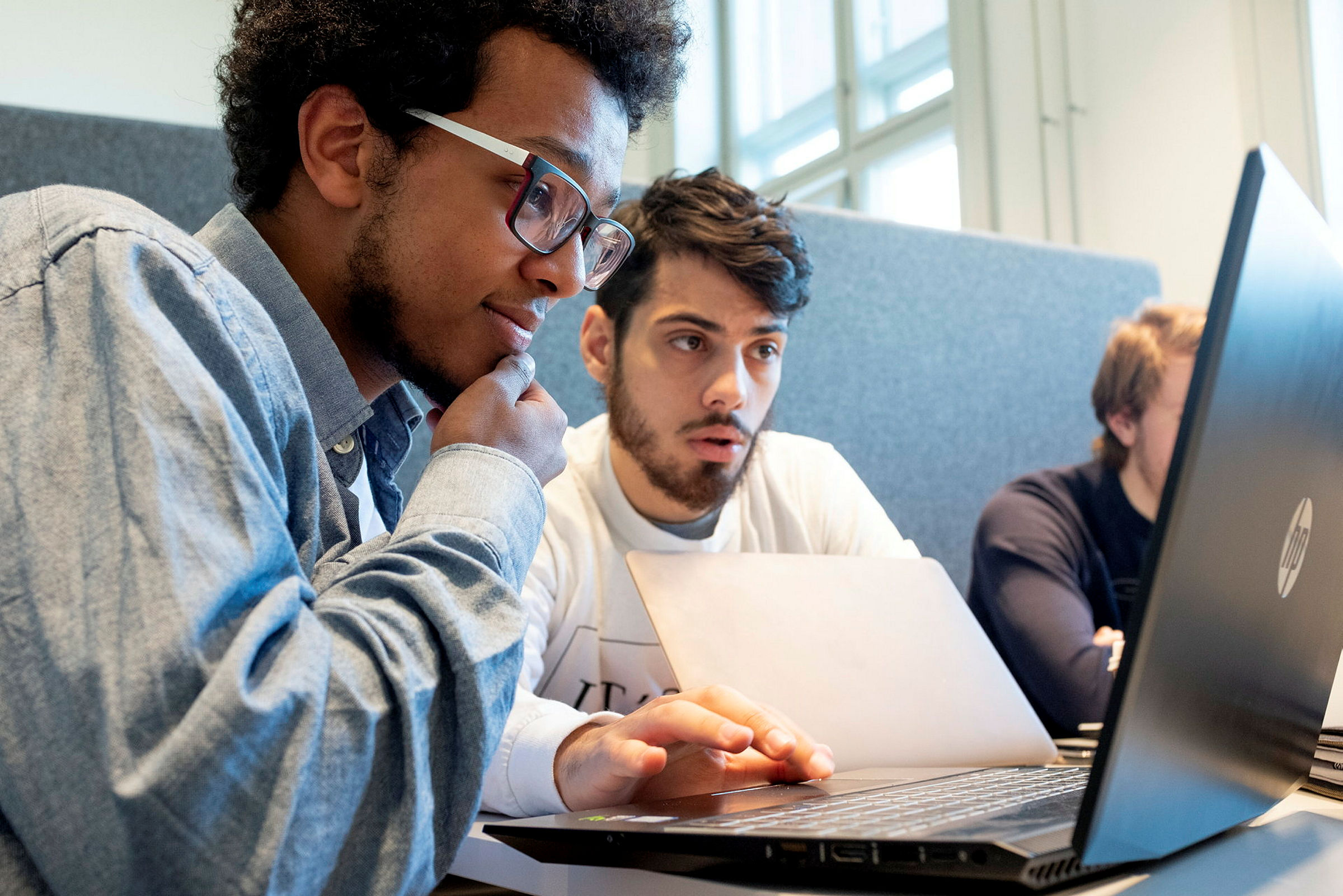 Studenter i geomatikk diskuterer fag i Urbygningen på NMBU
