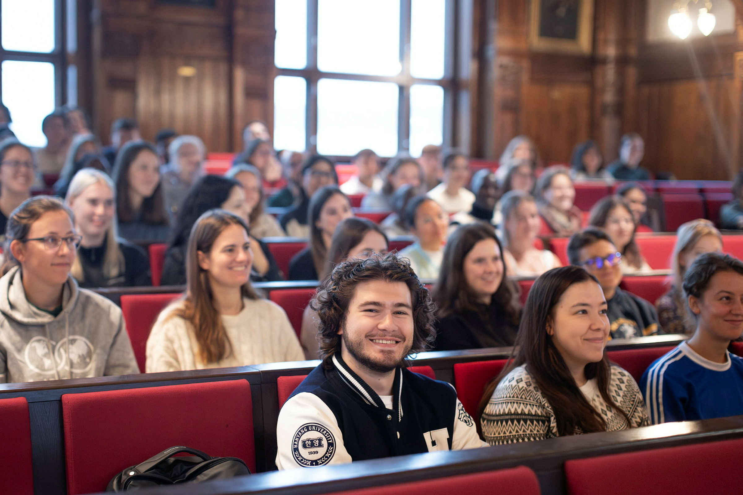 I 2023  år er totalt 211 internasjonale studenter tatt opp. Her er noen av fotografert i festsalen. Der fikk de inspirerende ord på veien fra blant andre prorektor for utdanning Elise Norberg, ny studentleder Wilhelm Olav Anthun og SiÅs-direktør Pål 