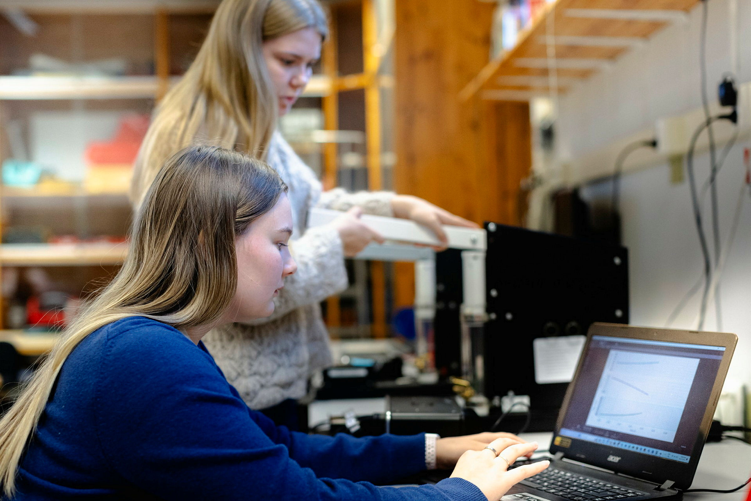 Fakultet for realfag og teknologi
Kurs FY155

Studenter fotografert på lab.
Samtykke fra studentene er innhentet.