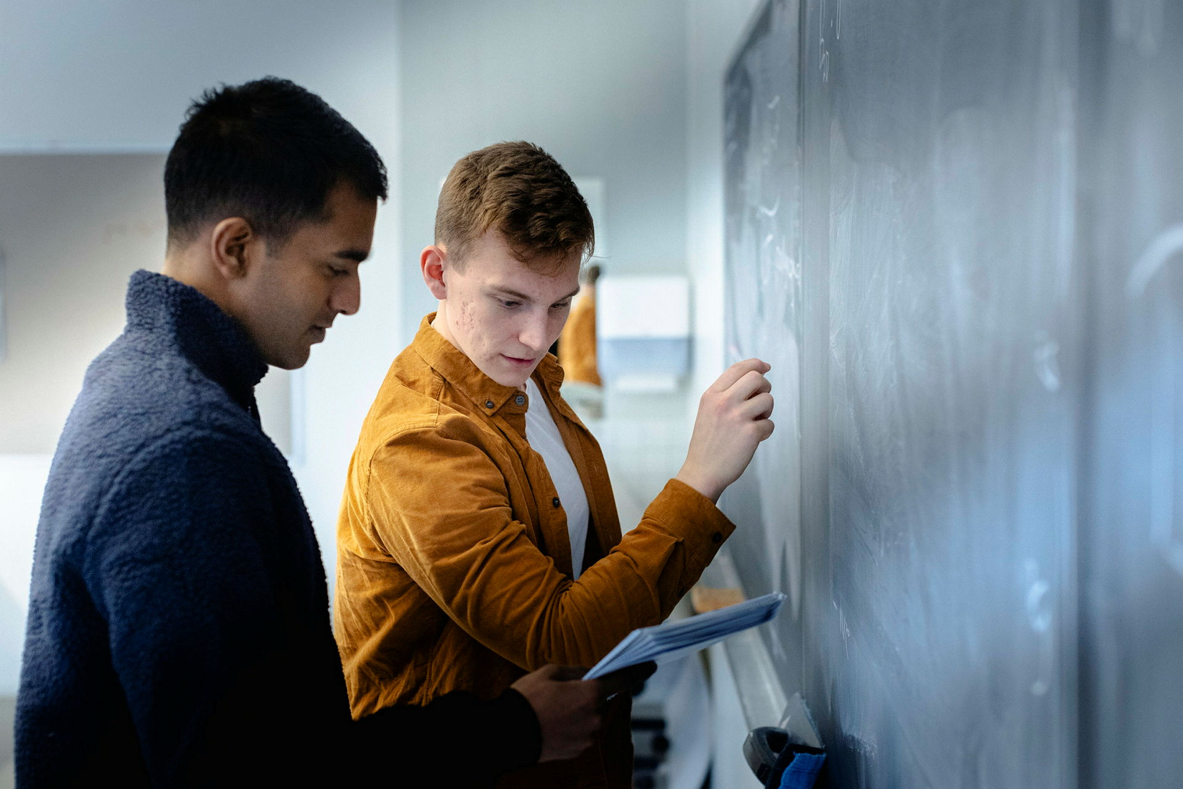 Fakultet for realfag og teknologi

Studenter og veileder fotografert i undervisningsrom på Sørenga.
Samtykke fra studentene er innhentet.