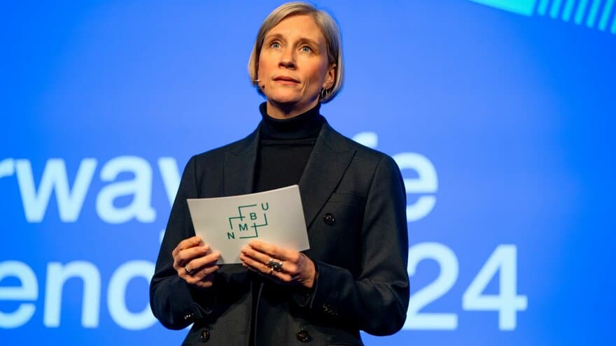 NMBUs rektor Siri Fjellheim på scenen under Livsvitenskapskonferansen 2024