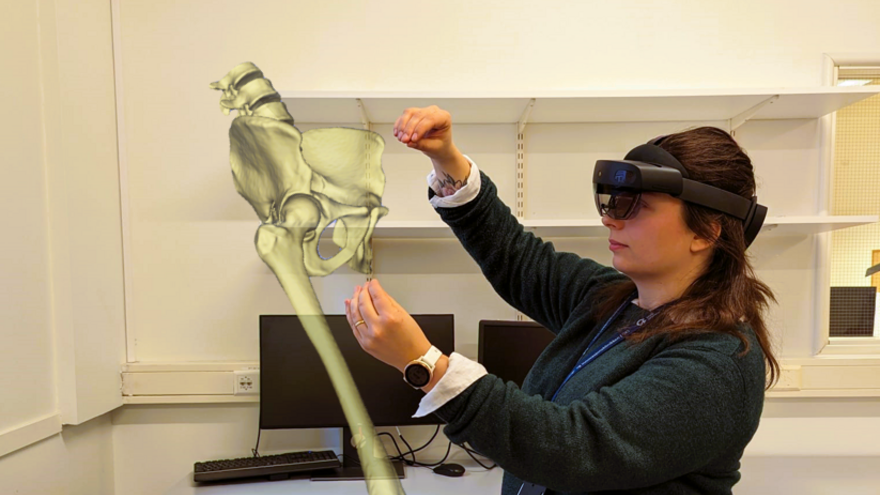 Kvinne bruker VR-briller for å visualisere et hologram av et bekken.