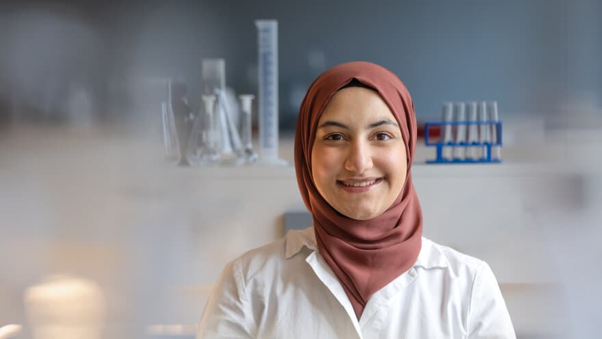 Sana Pakatchi inne på et av laboratoriene på fakultet for kjemi og bioteknolgoi og matvitenskap