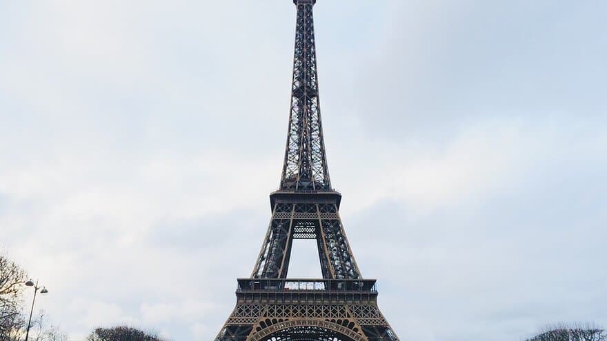 ECE ligger kun et steinkast fra Eifeltårnet i Paris.