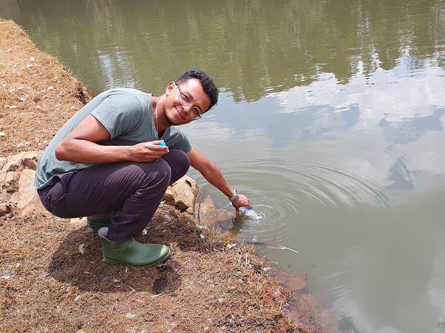 NMBU-student Yonatan Bisrat Taye tar vannprøver i Etiopia