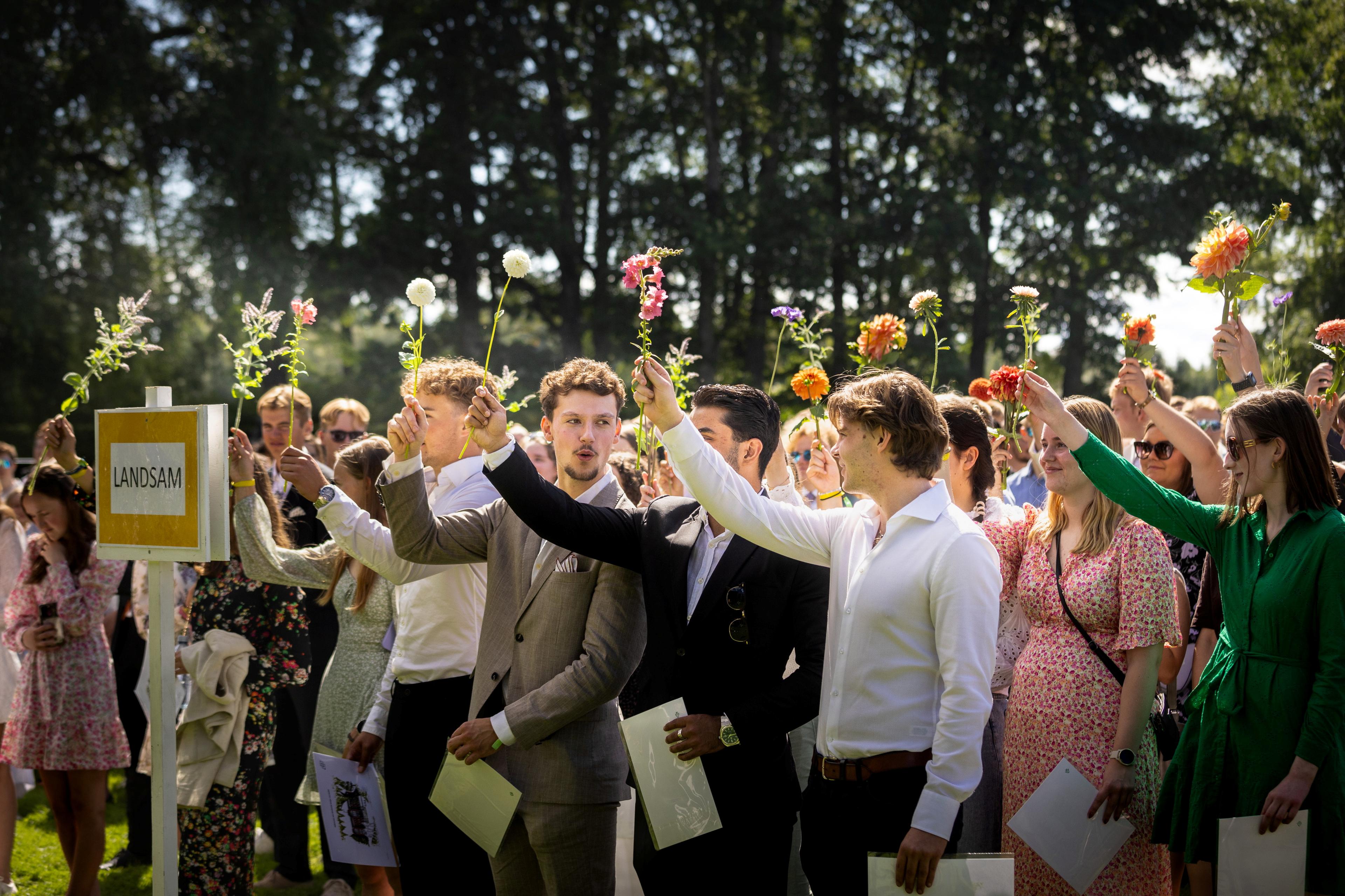 Immatrikulering ved NMBU er en tradisjonsrik begivenhet.Mottakelsen av våre nye studenter på Storeplenen foran Urbygningen på campus.