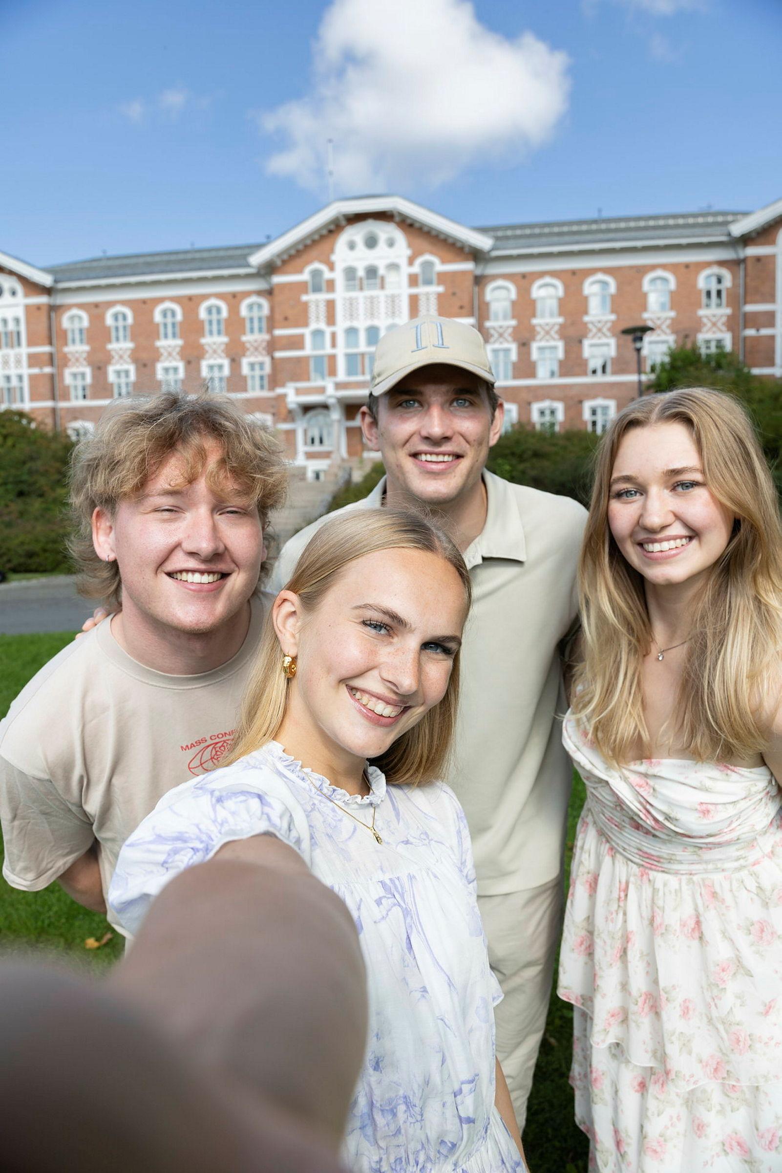 Fotografert august 2024.
Studentambassadører fotografert en augustdag på campus Ås, ved Cirkus. 
Bildene er til bruk i rekruttering, og alle personene på bildene har gitt tillatelse til bruk.
