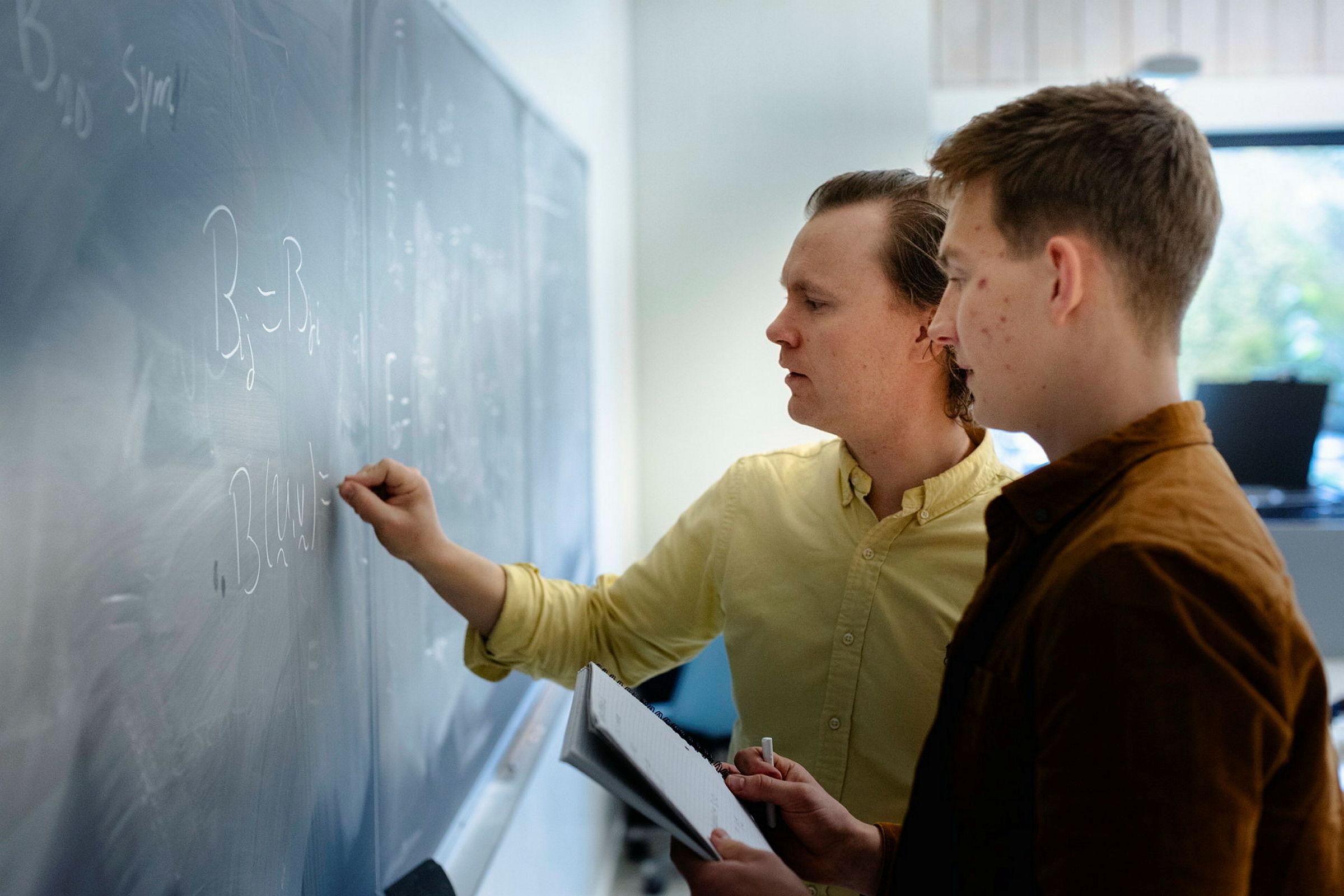 Fakultet for realfag og teknologi
Studenter og veileder fotografert i undervisningsrom på Sørenga.
Samtykke fra studentene er innhentet.