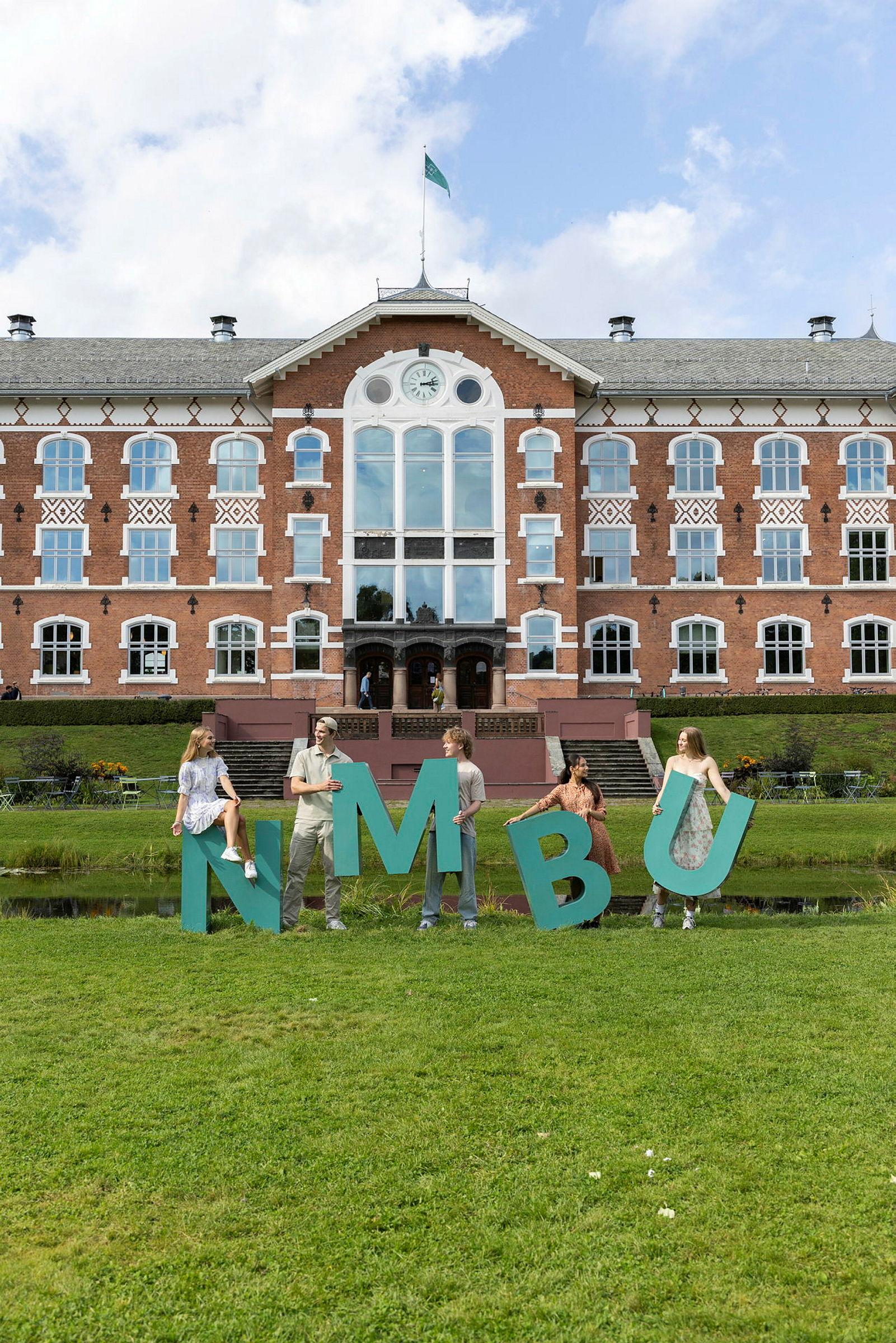 Fotografert august 2024.
Studentambassadører fotografert en augustdag på campus Ås, foran Urbygningen.
Bildene er til bruk i rekruttering, og alle personene på bildene har gitt tillatelse til bruk.