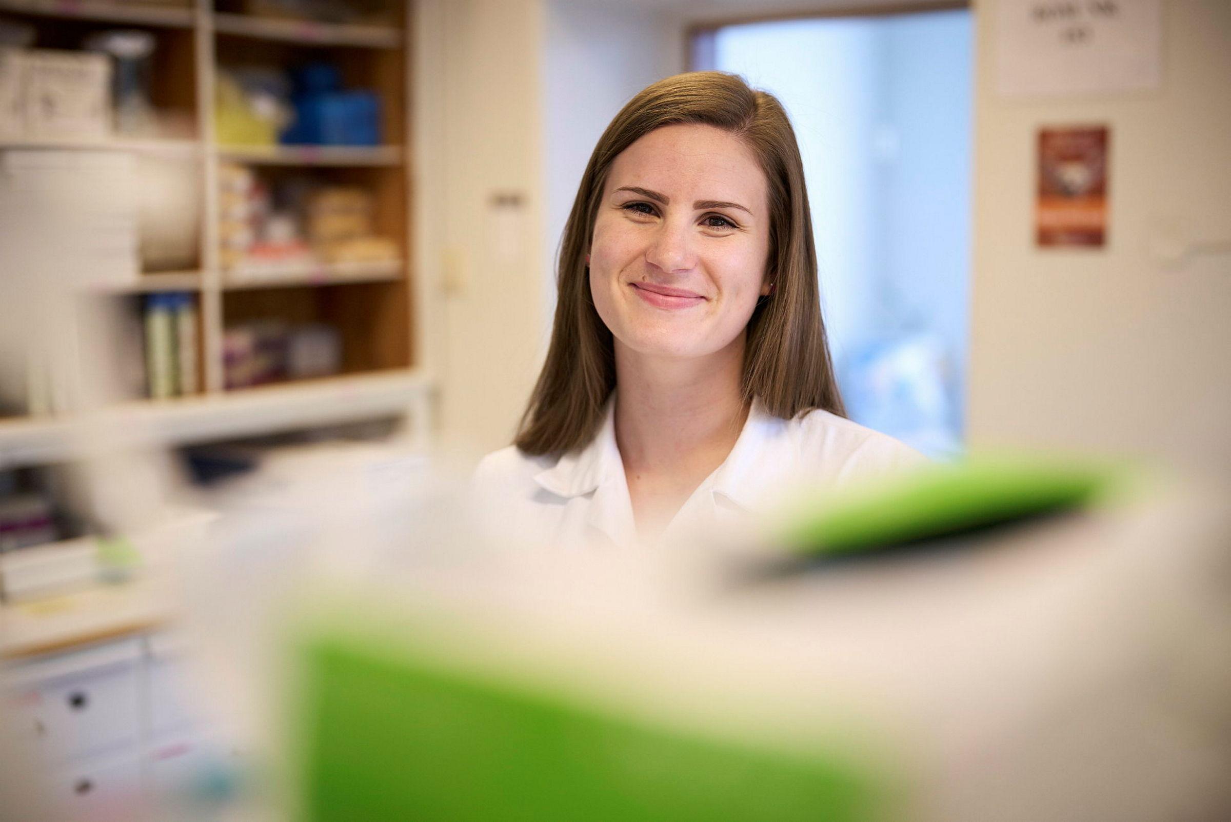Bilde av stipendiat ved KBM, Stine Sofie Strømland, på laboratorium.