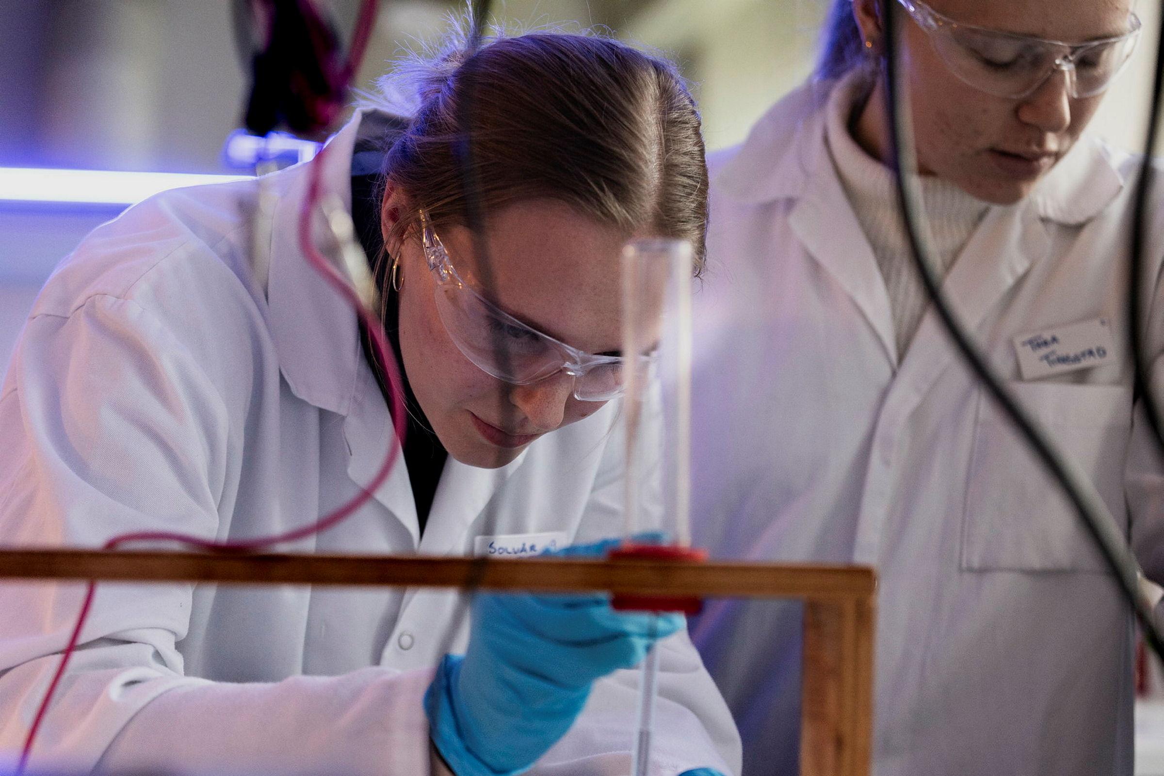 KJM350 Radiokjemi
Bilder av studenter som gjennomfører forsøk på isotoplabben i Jordfagbygningen.