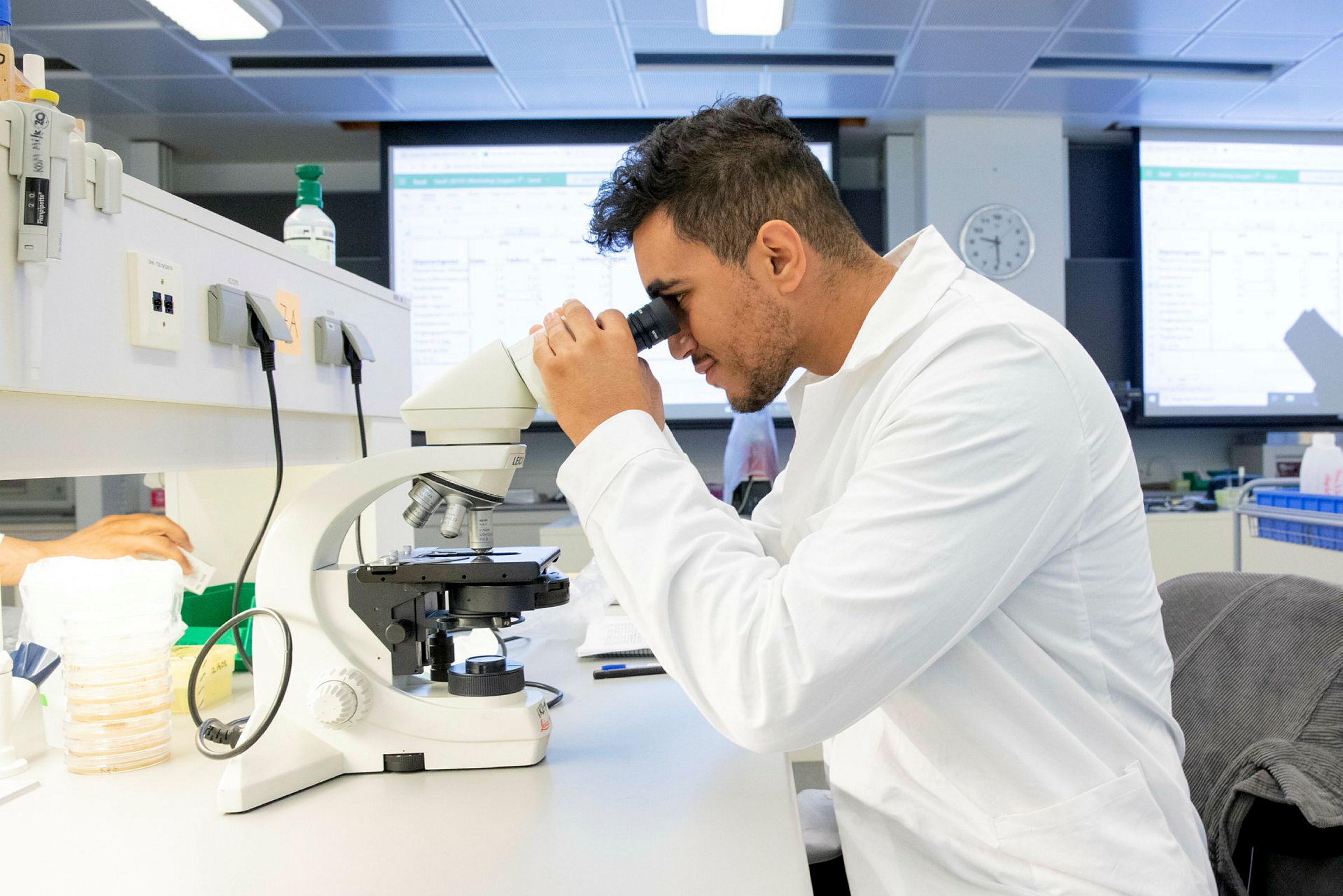 KBM studenter i øvelse i Bioteknologibygningen på NMBU , Genetikk med førsteårsstudenter på lab med Geir Mathiesen