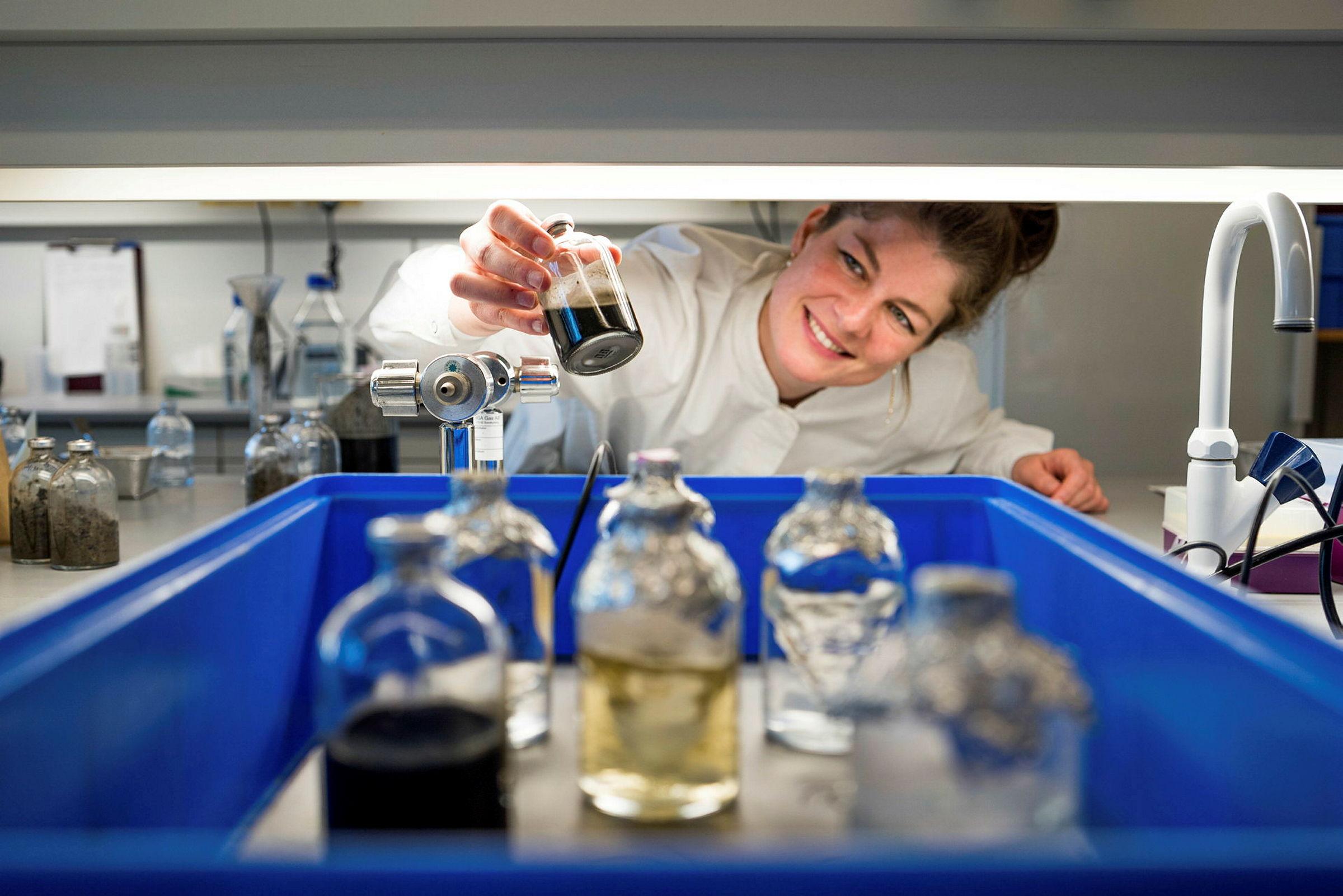 Bildet viser PhD-student Elisabeth Gautefall Hiis som jobber med å finne fram til bakterier som spiser lystgass i stedet for å produsere den.
