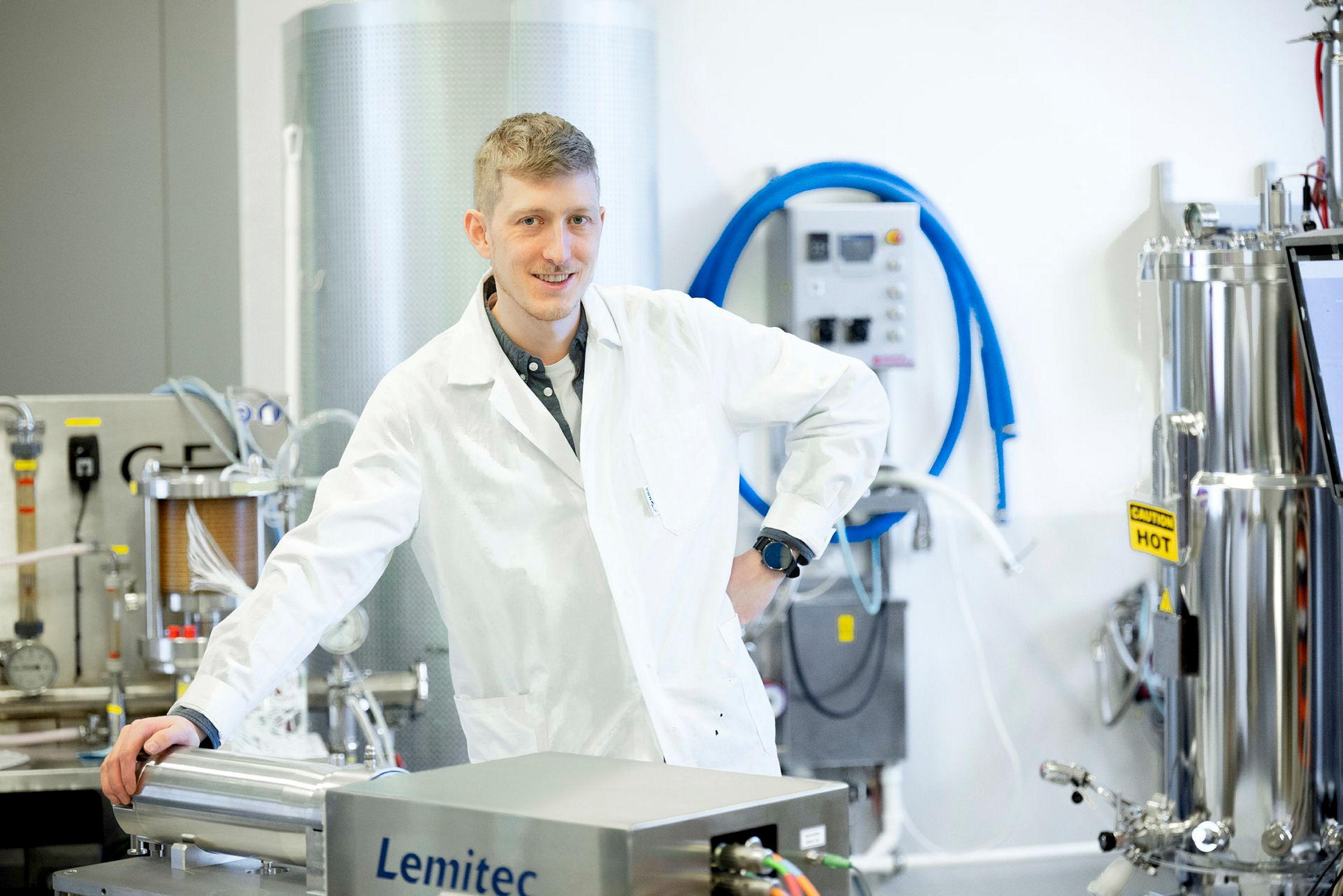 Stipendiat Phillip Bergers
På Bioraffineri har NMBU en rekke av industrielt relevant utstyr tilgjengelig for prosessering av forskjellige biomaterialer. For eksempel en 2-phase separator (venstre), en dekanter sentrifuge (høyre) og forskjellige filtras