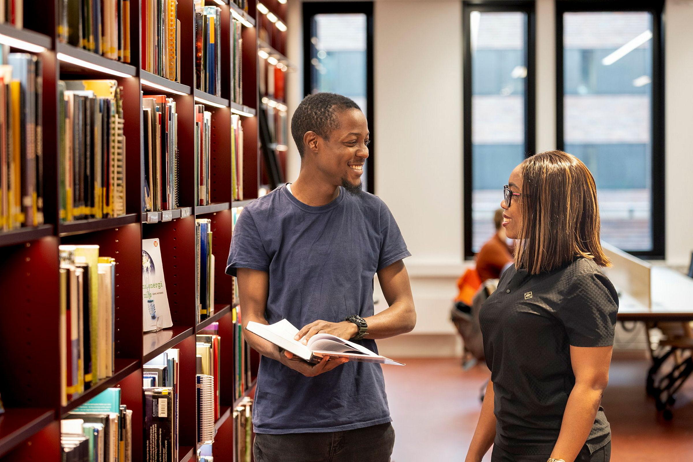 Studenter i Universitetsbiblioteket.Samtykke til bruk er innhentet.