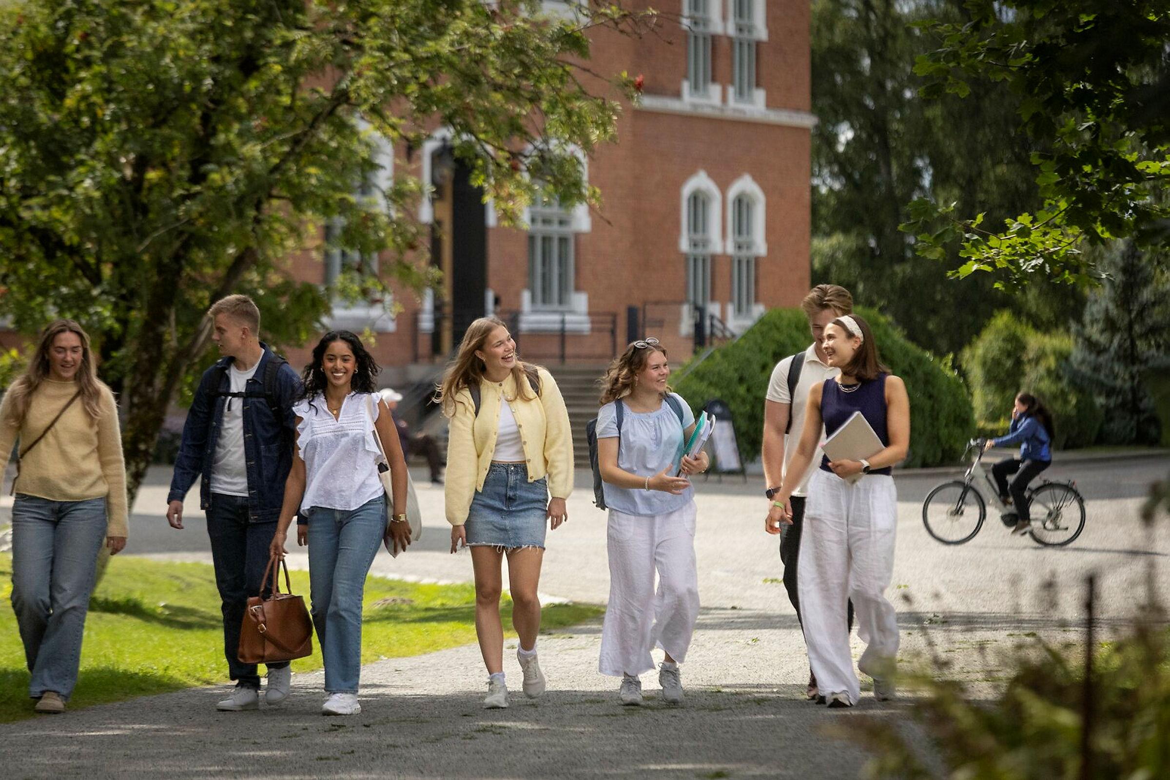 Våre dyktige studentambassadører fotografert
i områder på campus, ved Bikuben, foran plenen nord for Urbygningen og rundt Andedammen.