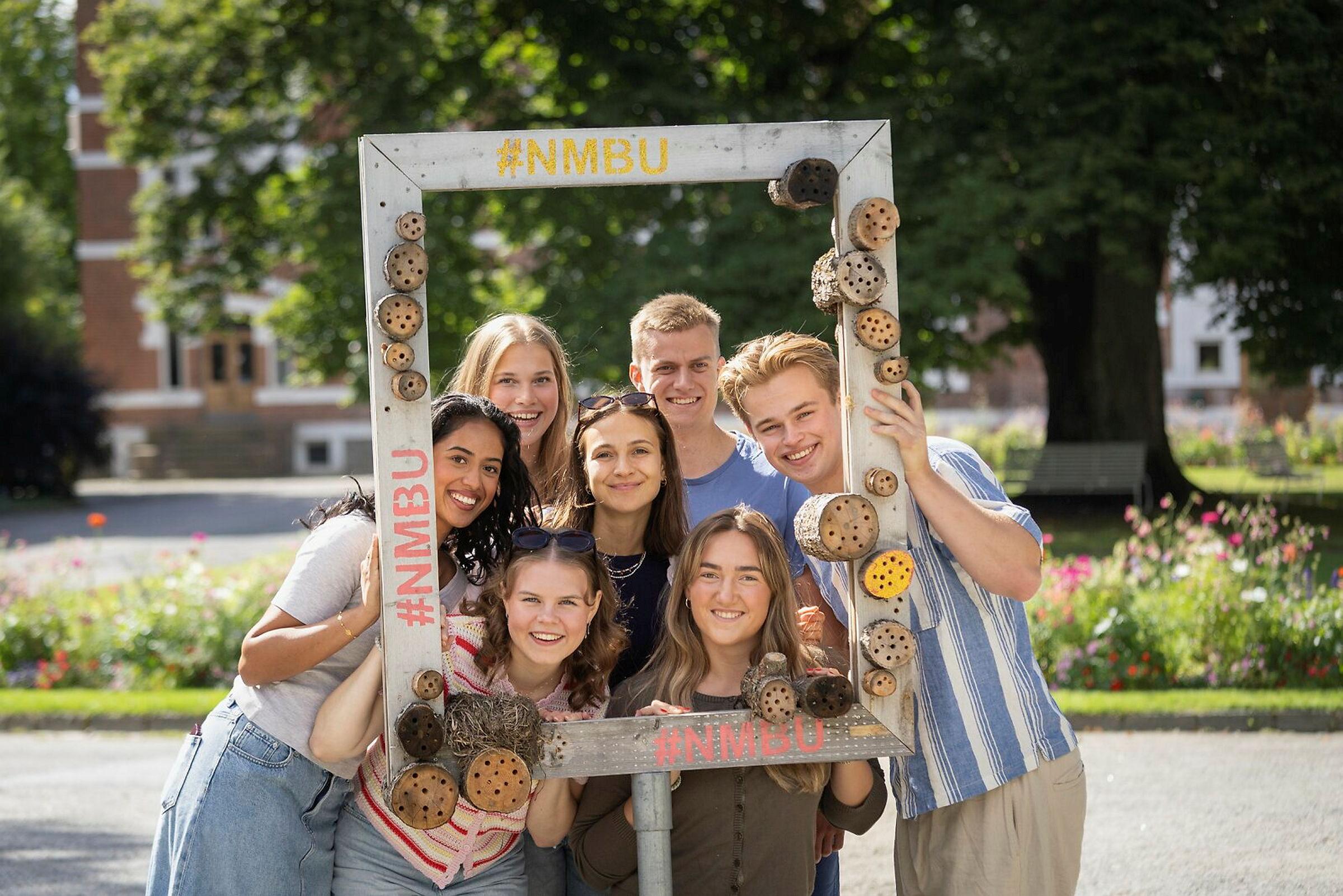 Studenter fotografert i områder på campus, forran tuntreet rundt Andedammen.