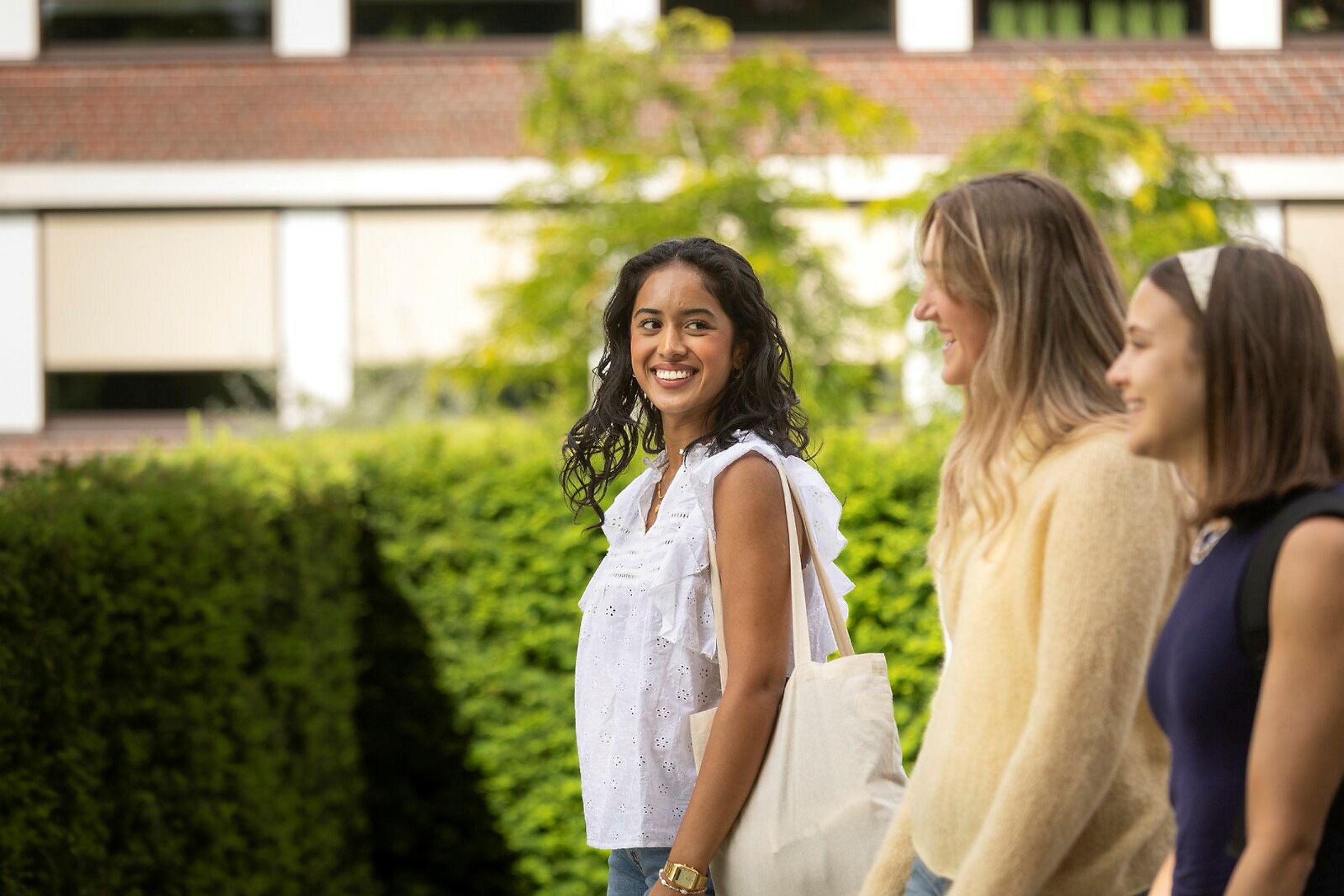 Våre dyktige studentambassadører fotografert
i områder på campus, ved Bikuben, foran plenen nord for Urbygningen og rundt Andedammen.
