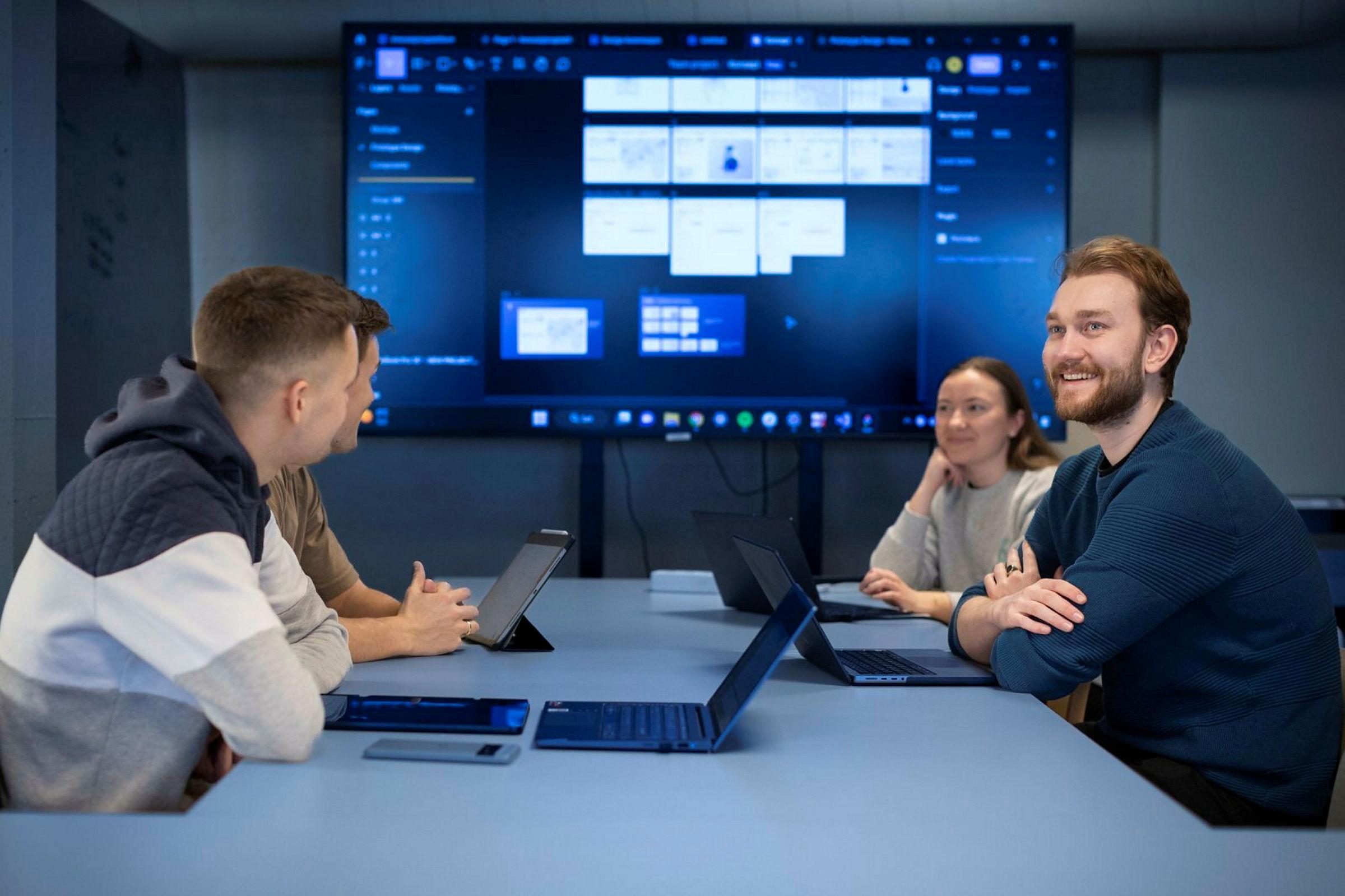 Bildene er av studenter og ansatte i lokalene til Eik Lab.
Samtlige personer på bildene har gitt samtykke til bruk av bilder ifm. presentasjon av Eik Lab og NMBU.
(Alle fotos er produsert i mars 2023.