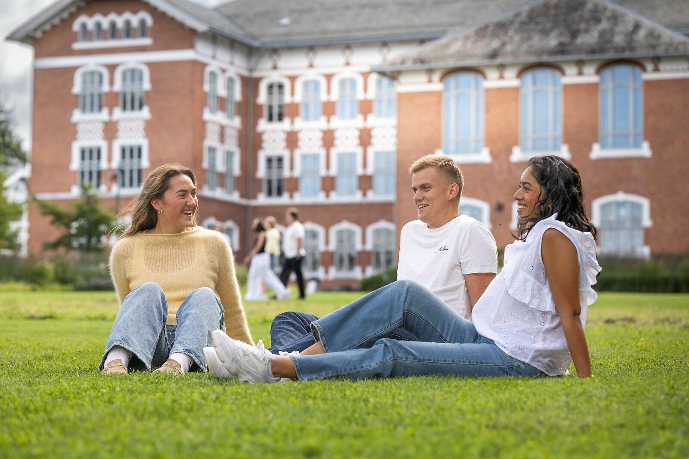 Våre dyktige studentambassadører fotograferti områder på campus, ved Bikuben, foran plenen nord for Urbygningen og rundt Andedammen.