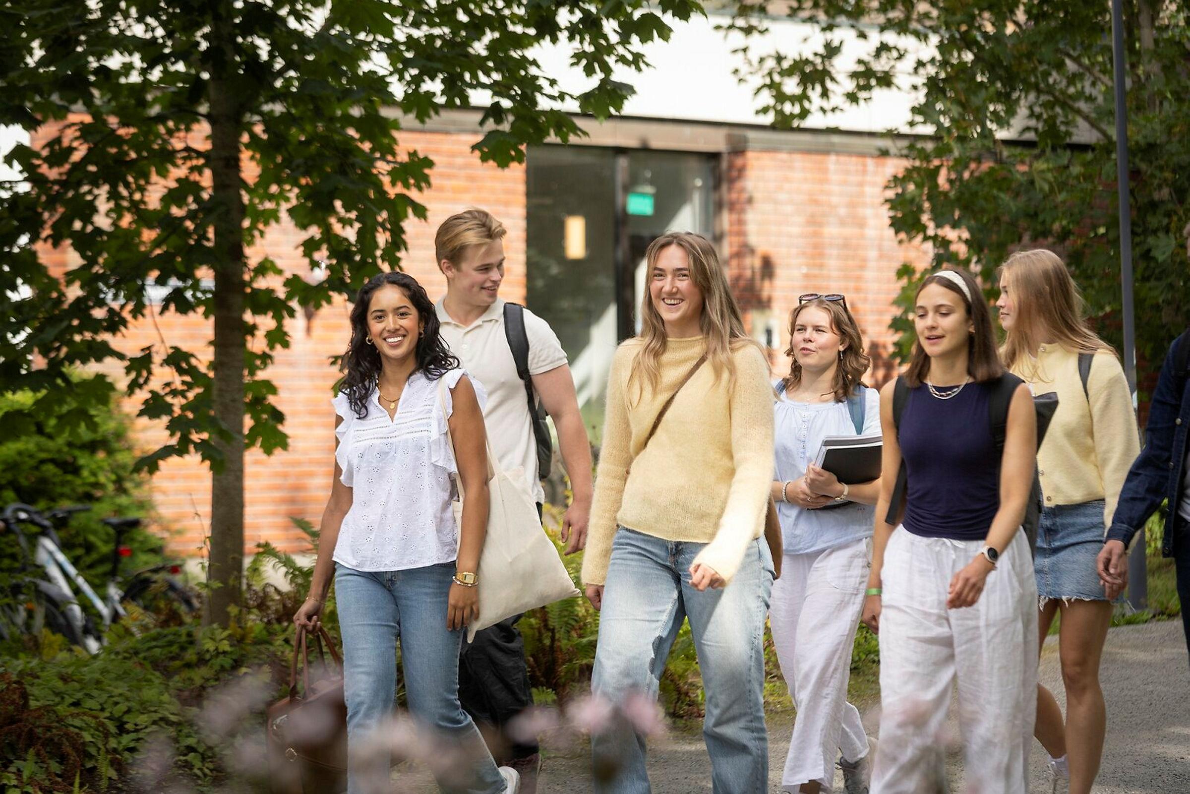 Våre dyktige studentambassadører fotografert
i områder på campus, ved Bikuben, foran plenen nord for Urbygningen og rundt Andedammen.