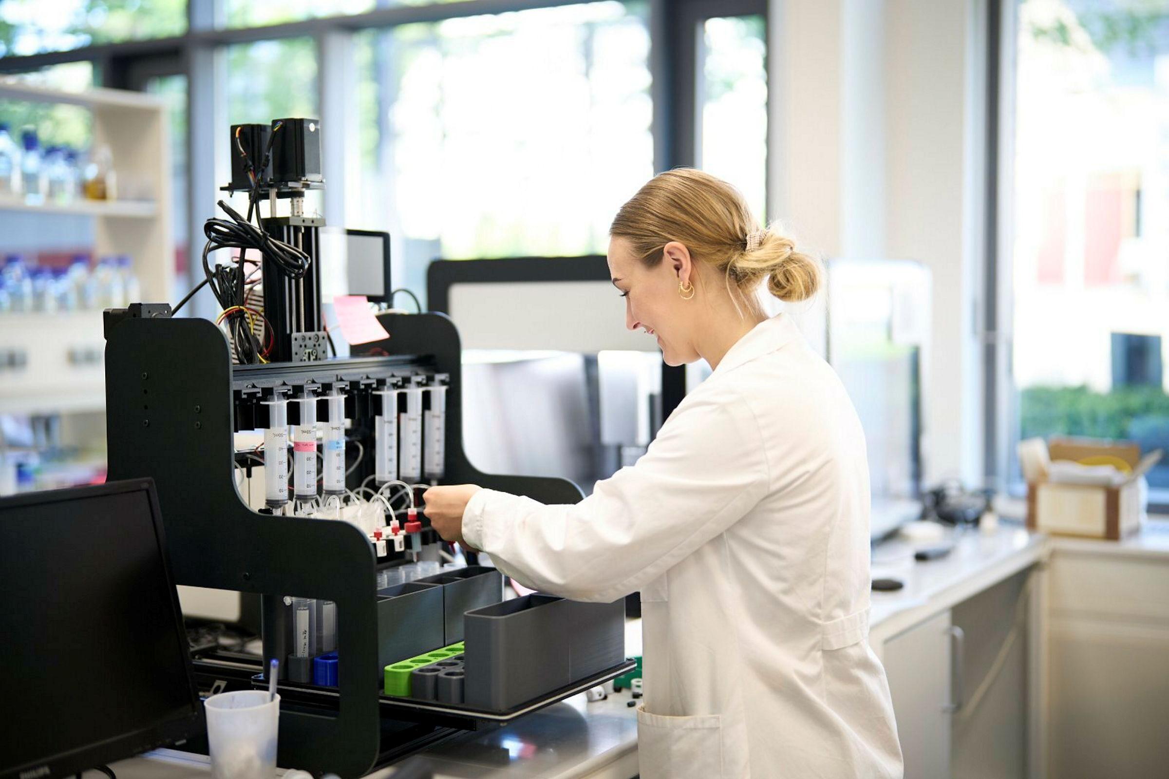 Stipendiat Eirin Landsem Dalleywater ved KBM (fakultet for kjemi, bioteknologi og matvitenskap), fotografert i mai 2023.