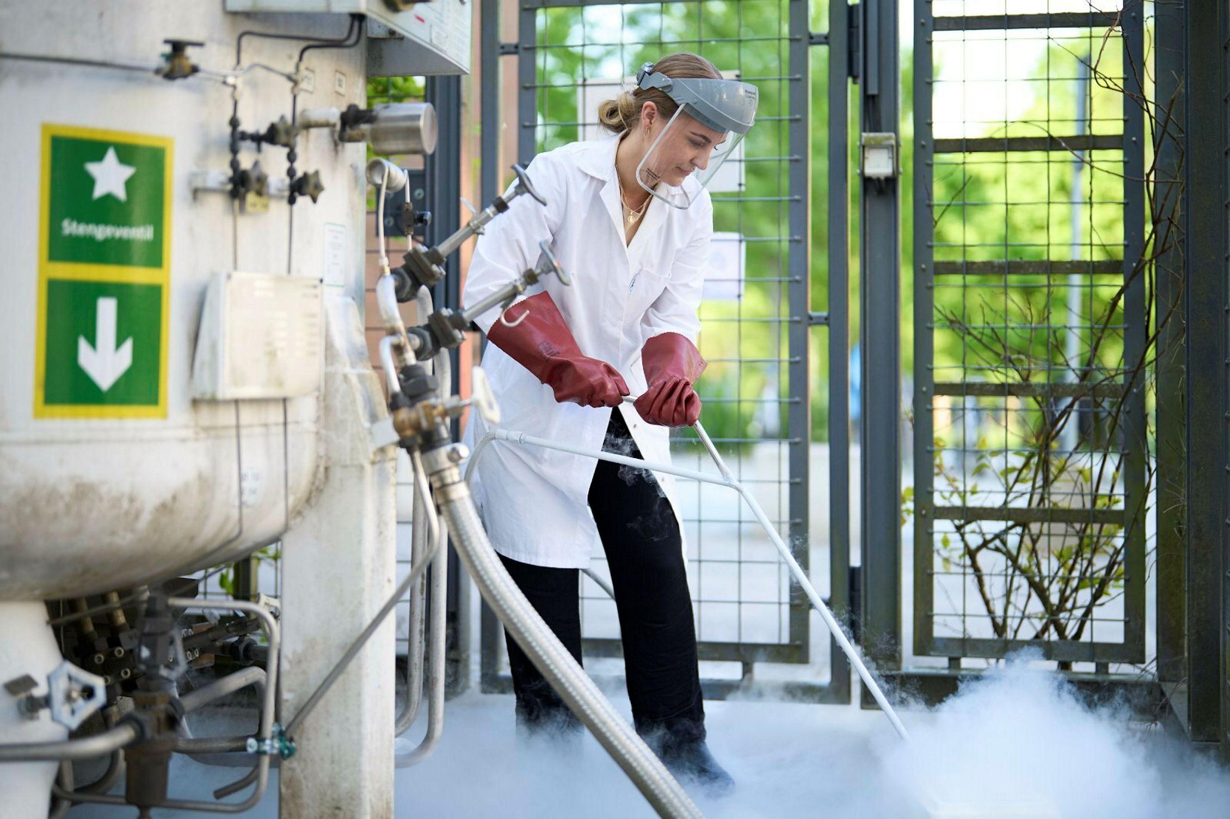 Stipendiat Eirin Landsem Dalleywater ved KBM (fakultet for kjemi, bioteknologi og matvitenskap), fotografert i mai 2023.