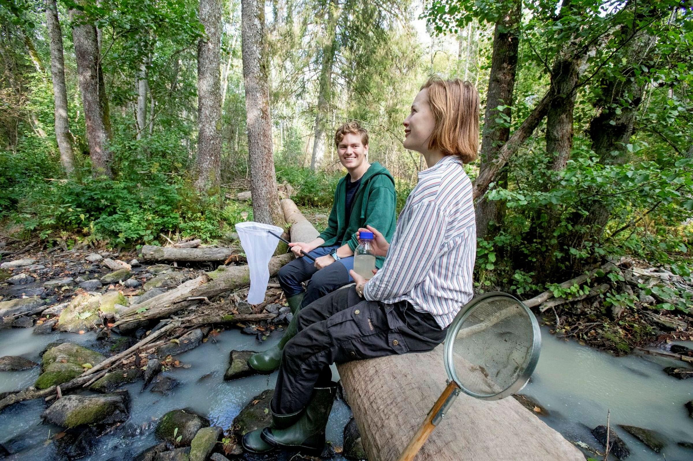 Studenter fra MINA i felt ved Syverudbekken og Årungen