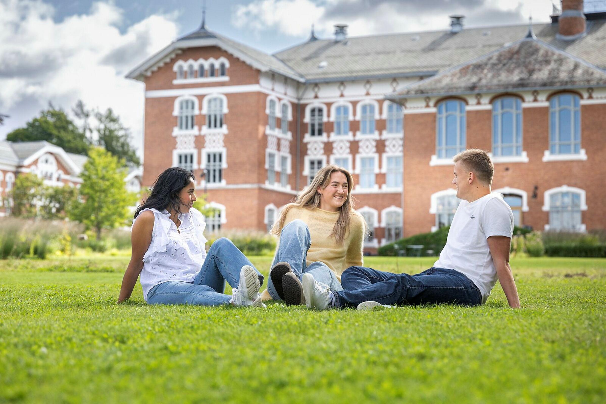 Våre dyktige studentambassadører fotografert
i områder på campus, ved Bikuben, foran plenen nord for Urbygningen og rundt Andedammen.