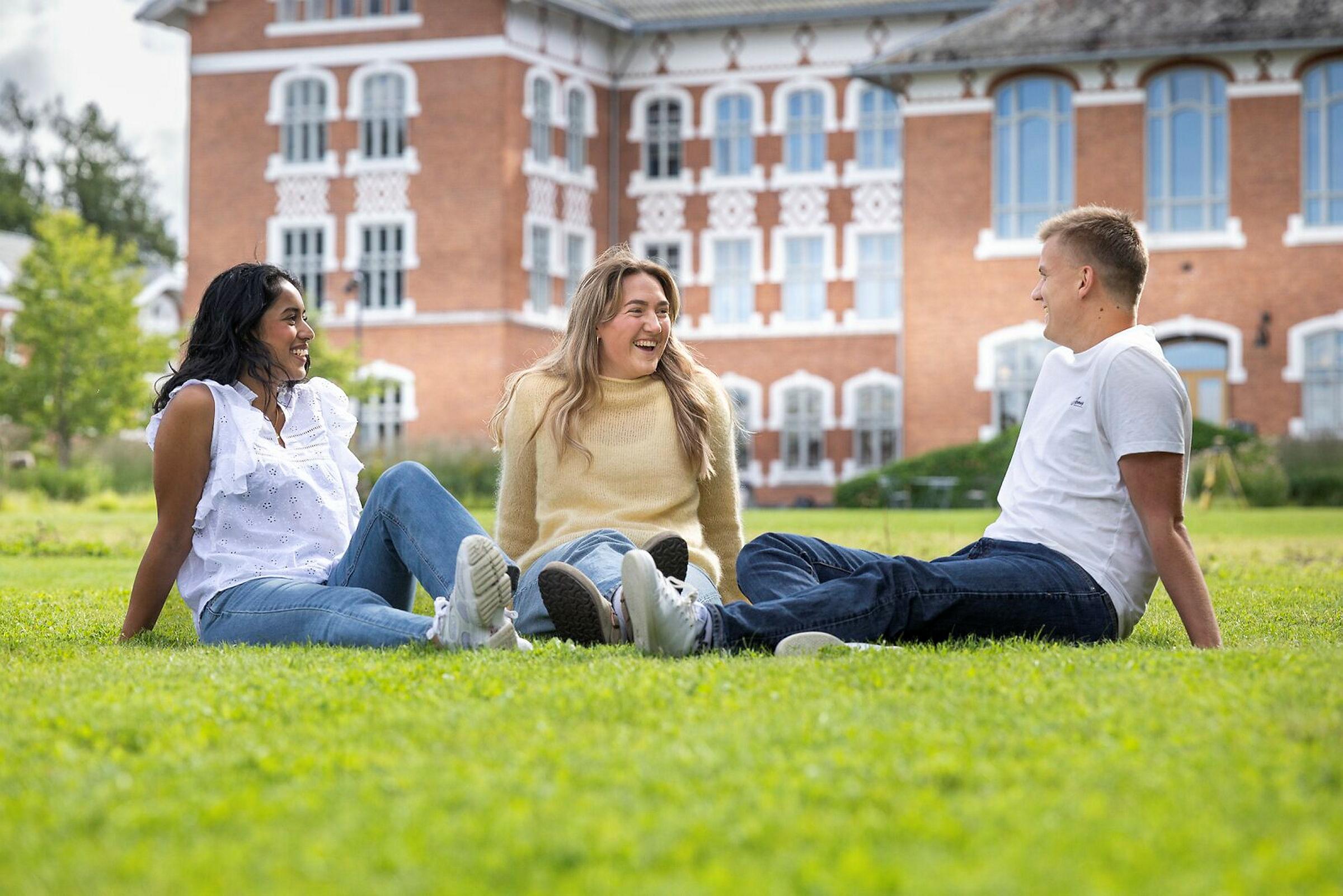Våre dyktige studentambassadører fotografert
i områder på campus, ved Bikuben, foran plenen nord for Urbygningen og rundt Andedammen.