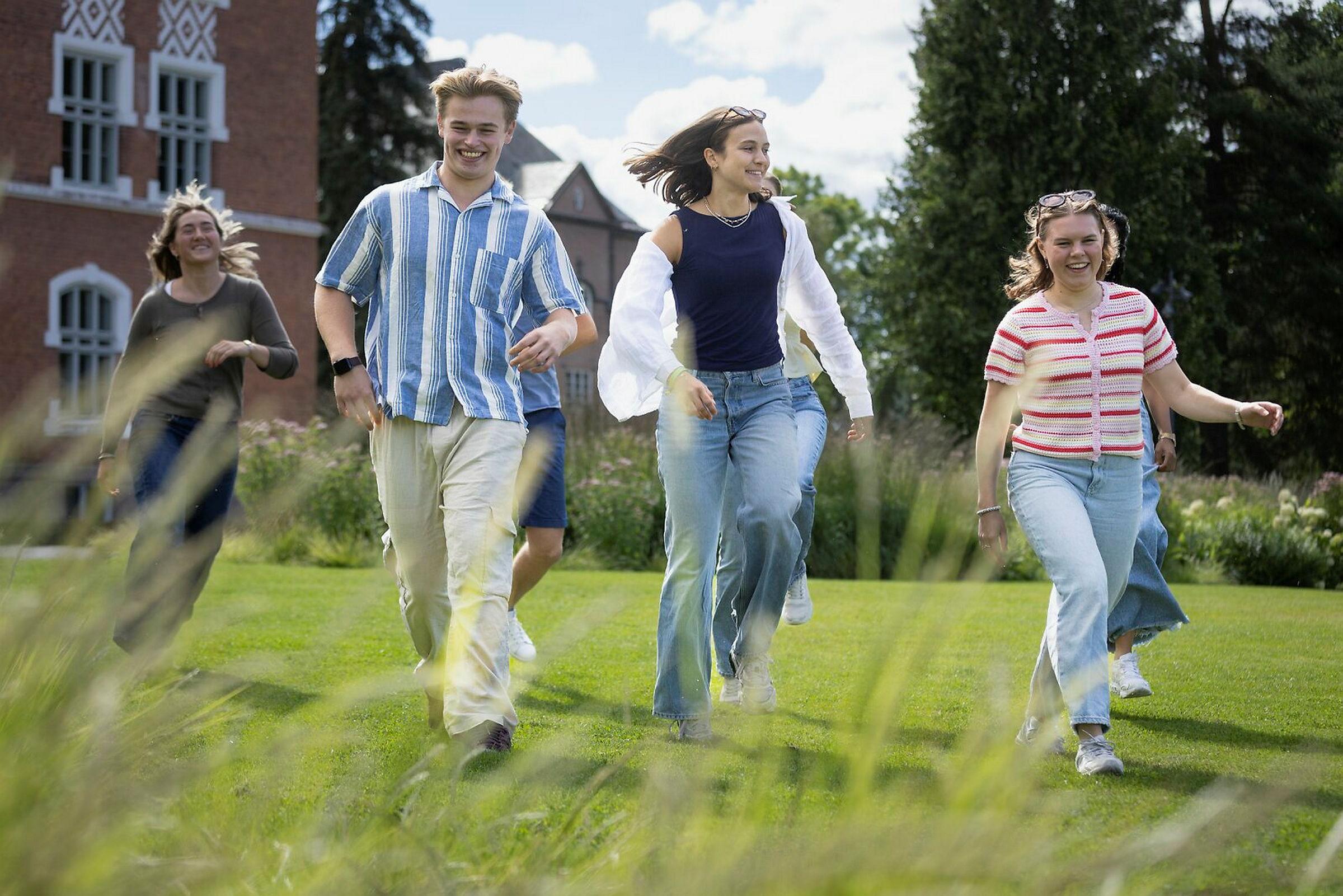 Våre dyktige studentambassadører fotografert
i områder på campus, ved Bikuben, foran plenen nord for Urbygningen og rundt Andedammen.