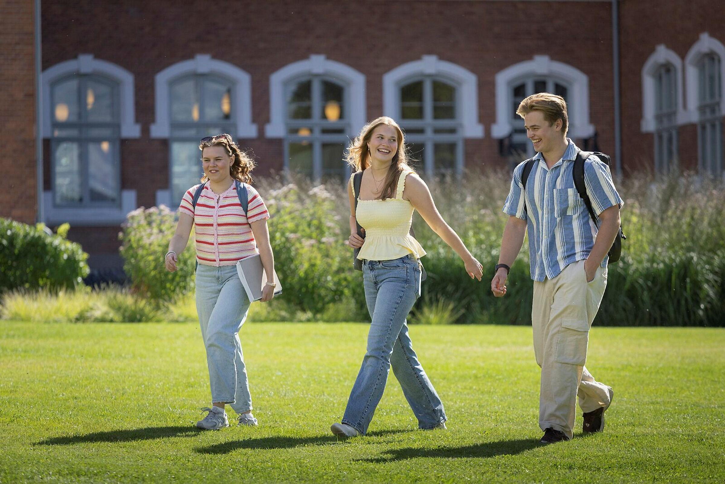 Våre dyktige studentambassadører fotografert
i områder på campus, ved Bikuben, foran plenen nord for Urbygningen og rundt Andedammen.