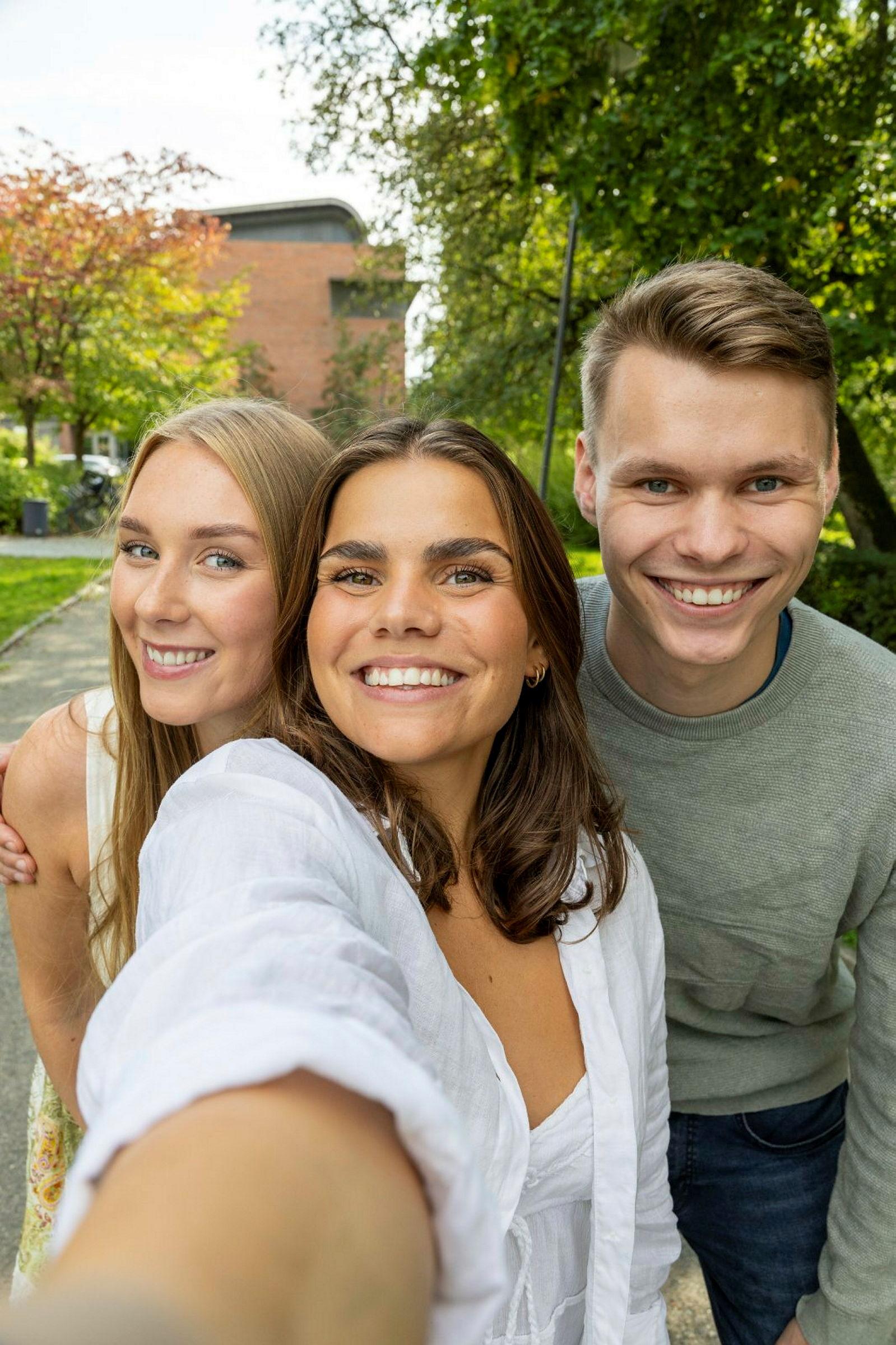 Fotografert august 2024.Studentambassadører fotografert en augustdag på campus Ås, ved Storplenen, Universitetstunet, bak Meierimuseet og utenfor Audmax. Bildene er til bruk i rekruttering, og alle personene på bildene har gitt tillatelse til bruk.