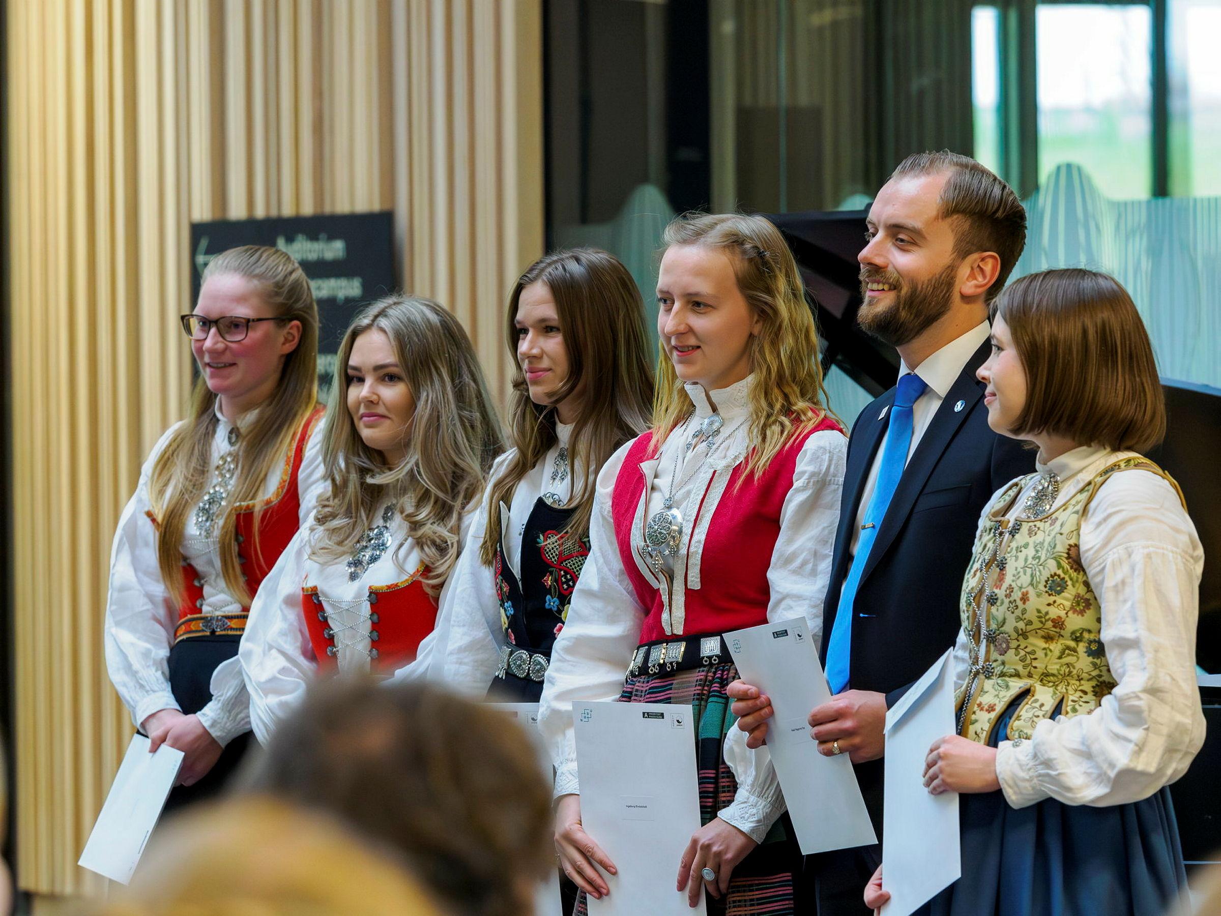 Kandidatavslutning 14. juni 2024. Dyrepleier kull '21 og veterinær kull '18 feiret at de nå er ferdigutdannet.