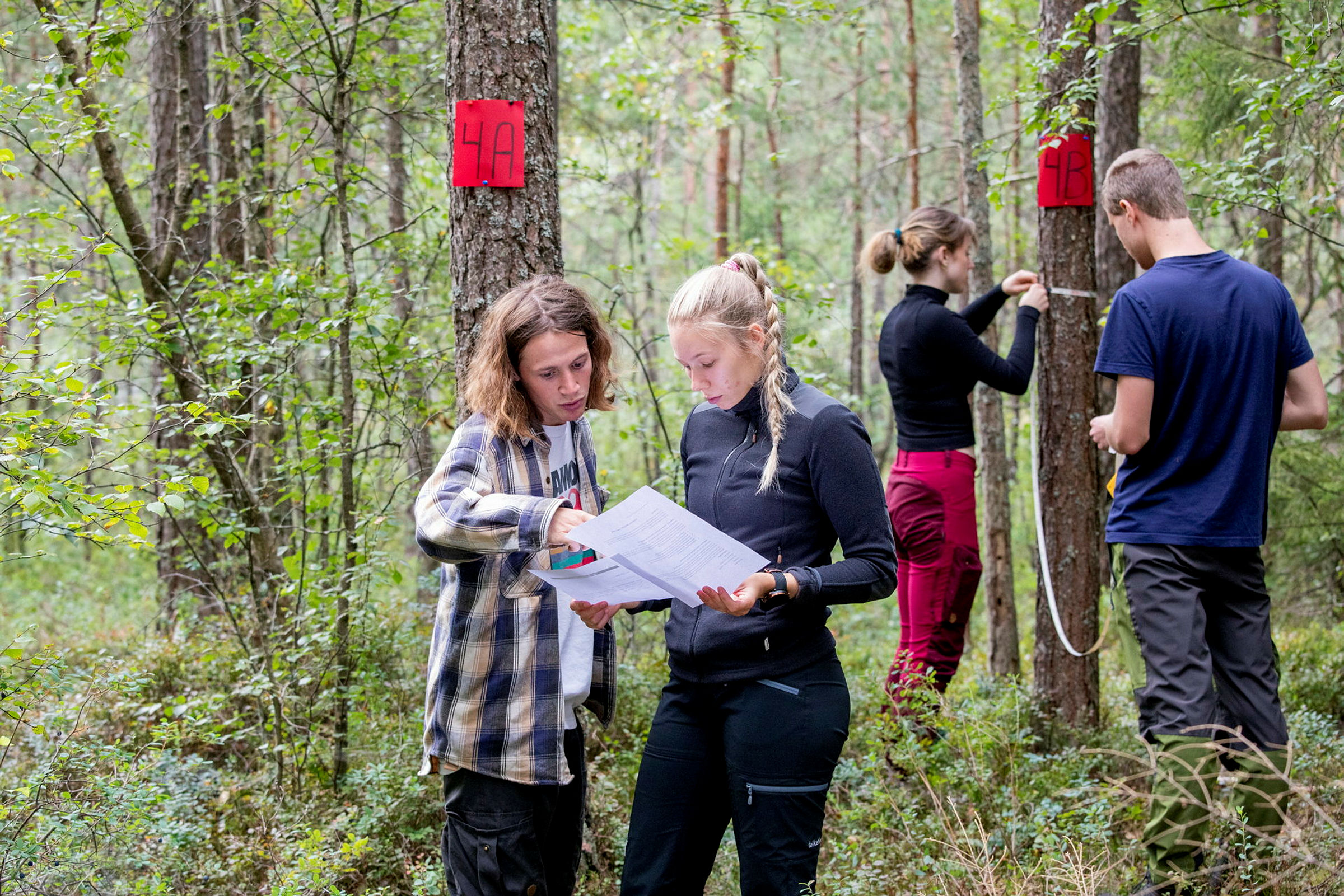 Bildet er tatt i forbindelse med undervisning av nye studenter i skogfag  ved NMBU som er  i felt på Åsmåsan i Ås