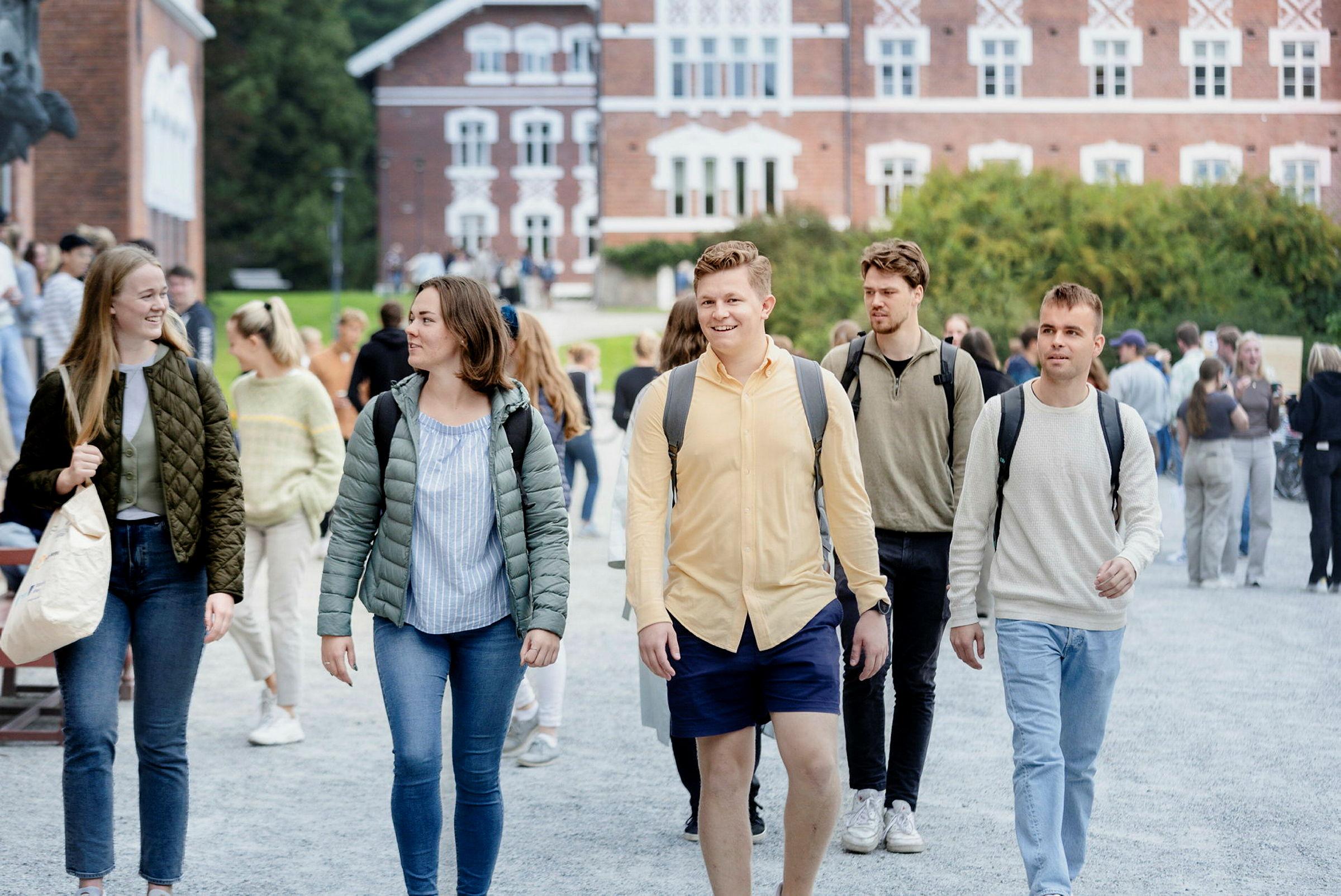 Bilder tatt i forbindelse med rekrutterings materiell for
Handelshøyskolen.
Tillatelser til bruk er innhentet fra studentene avbildet.
For nærmere info kontakt:
Emma Susanna Hidas
emma.susanna.hidas@nmbu.no