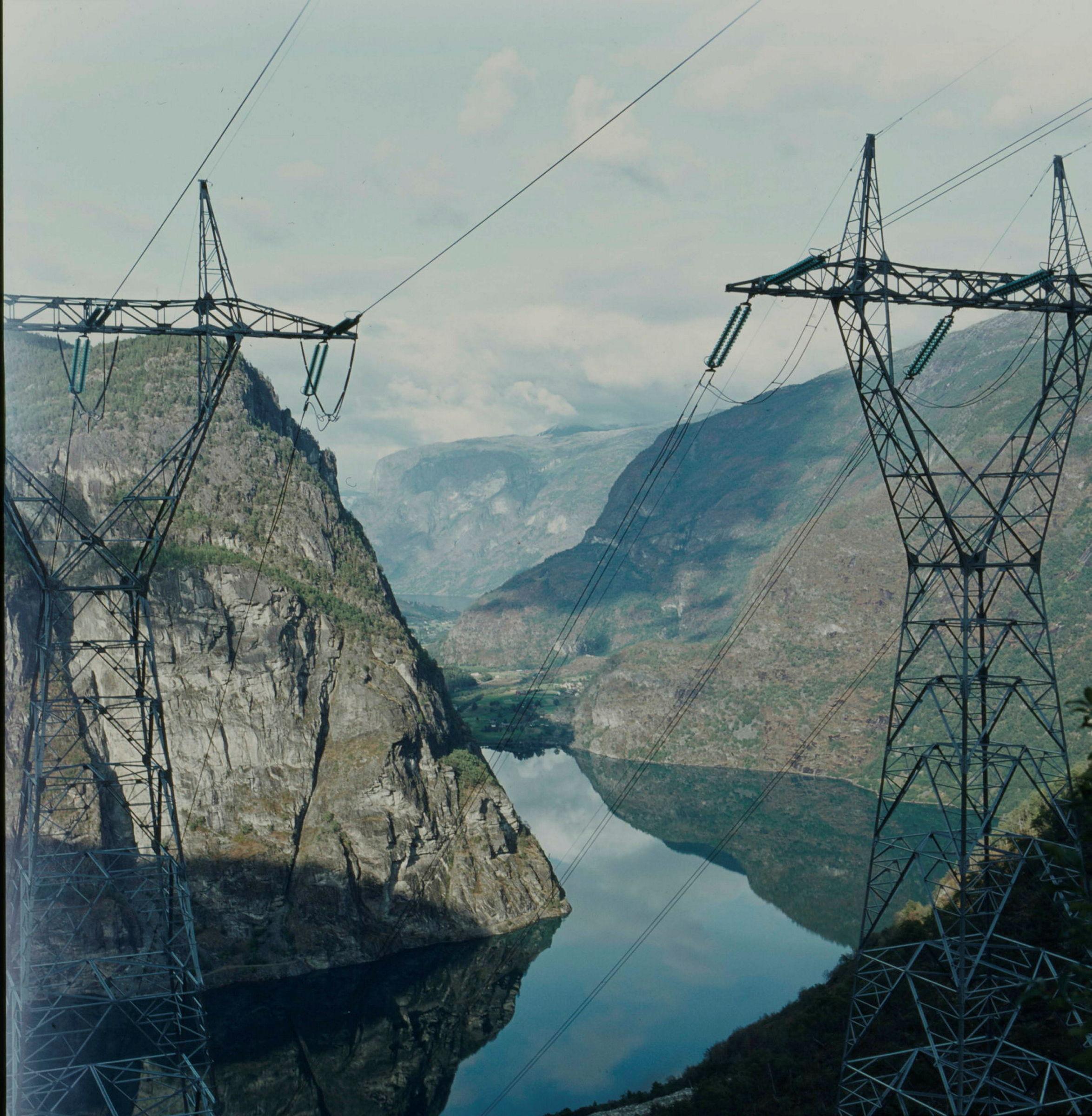 Power poles in Vassbygdi, Aurland. Picture taken by Knut Ove Hillestad in 1982 (NVE Photo Archive)