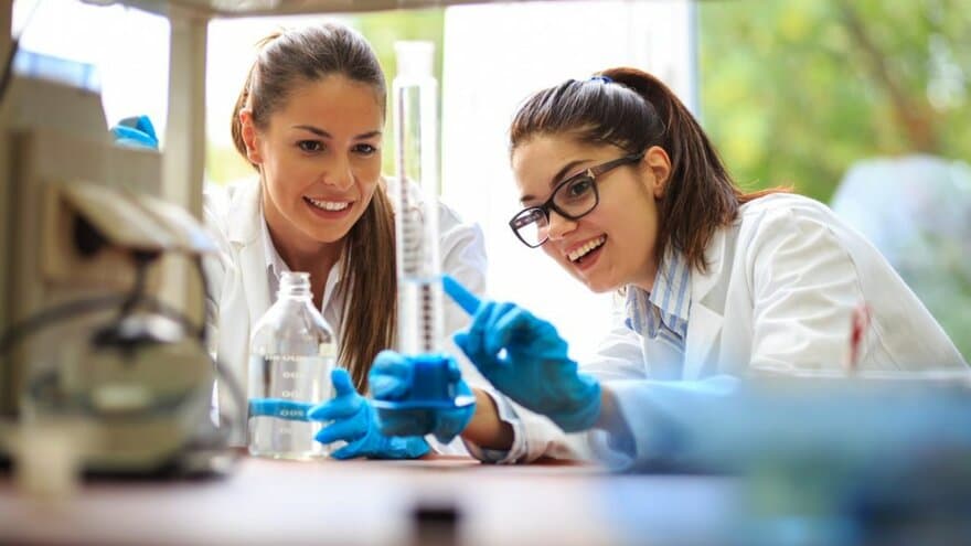 To kvinnelige studenter på et laboratorie