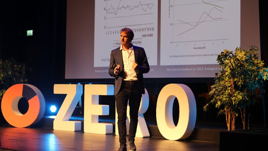 NMBU professor Erik Gómez-Baggethun talking at Zerokonferansen 2022.