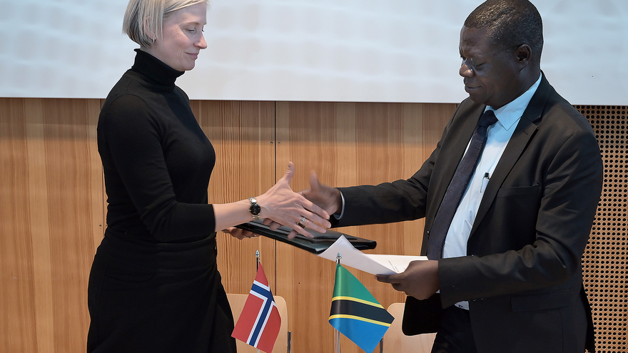 Rektor Siri Fjellheim og Vice Chancellor Raphael Tihelwa Chibunda tar hverandre i hånden