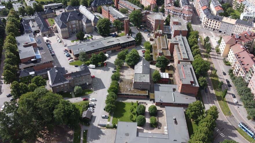 Bildet viser et oversiktsbilde over Veterinærhøgskolens bygninger på Adamstuen i Oslo. 