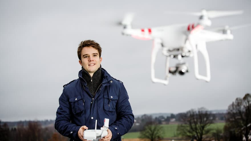 Masterstudent David Gottfridsson kjører drone (DJI Phantom). Han skal skrive masteroppgave i geomatikk om fotogrammetri, 3D-modellering, med fotomateriale fra droner.