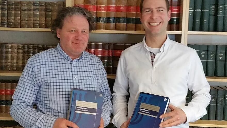 Per Kåre Sky og Fredrik Holth har bidratt til jordskiftefagets nye pensumbok. 